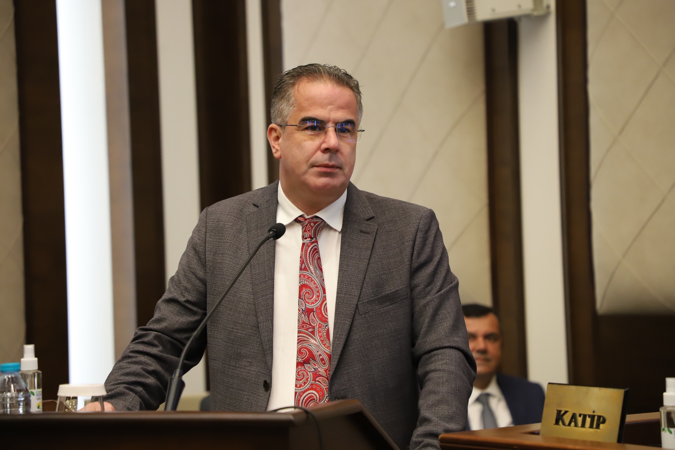 “Kentsel dönüşüm süreci çıkmaza girenler belediyeye müracaat etsin”