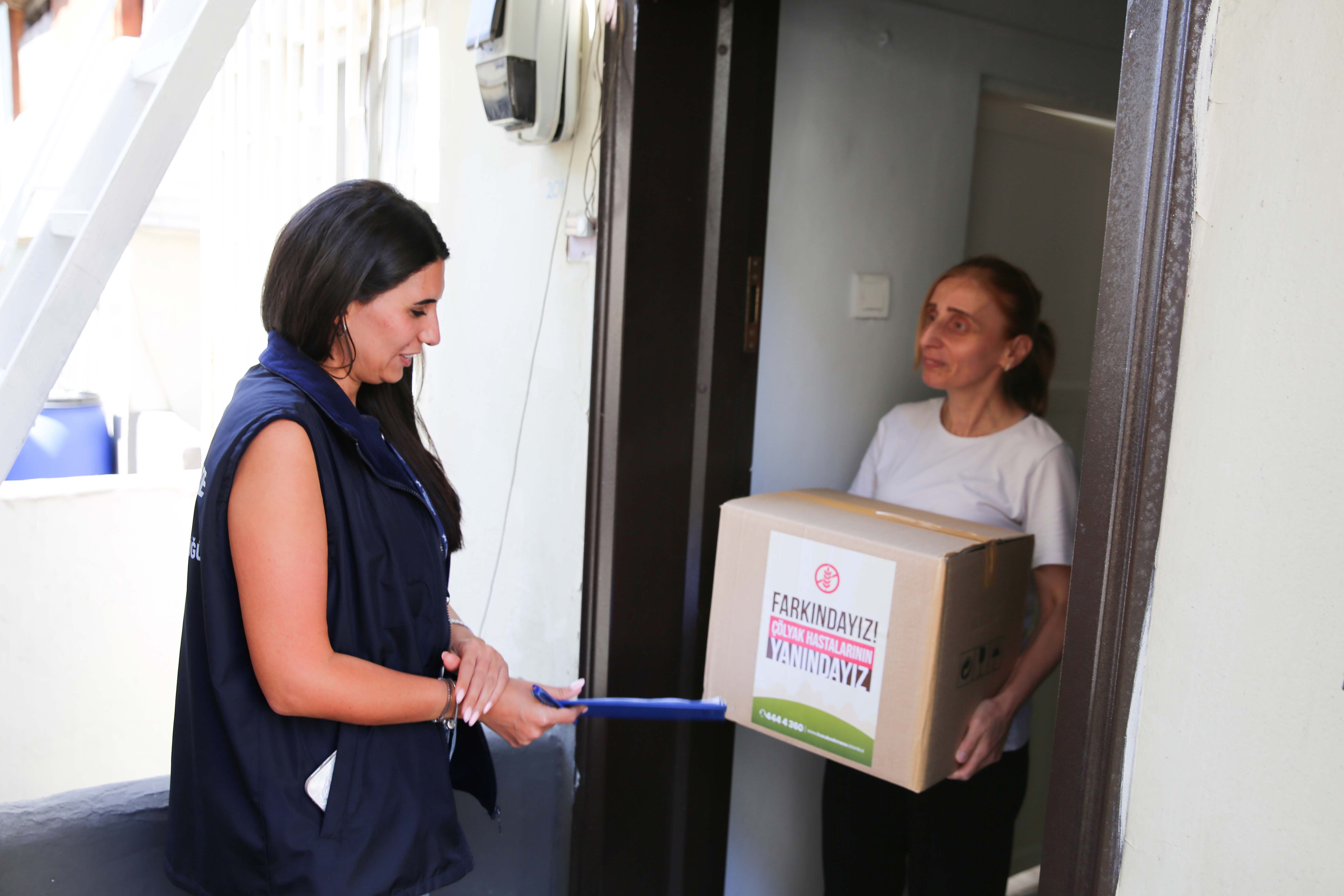 KÜÇÜKÇEKMECE’DE GLÜTENSİZ GIDA KOLİLERİYLE DAYANIŞMA BÜYÜYOR