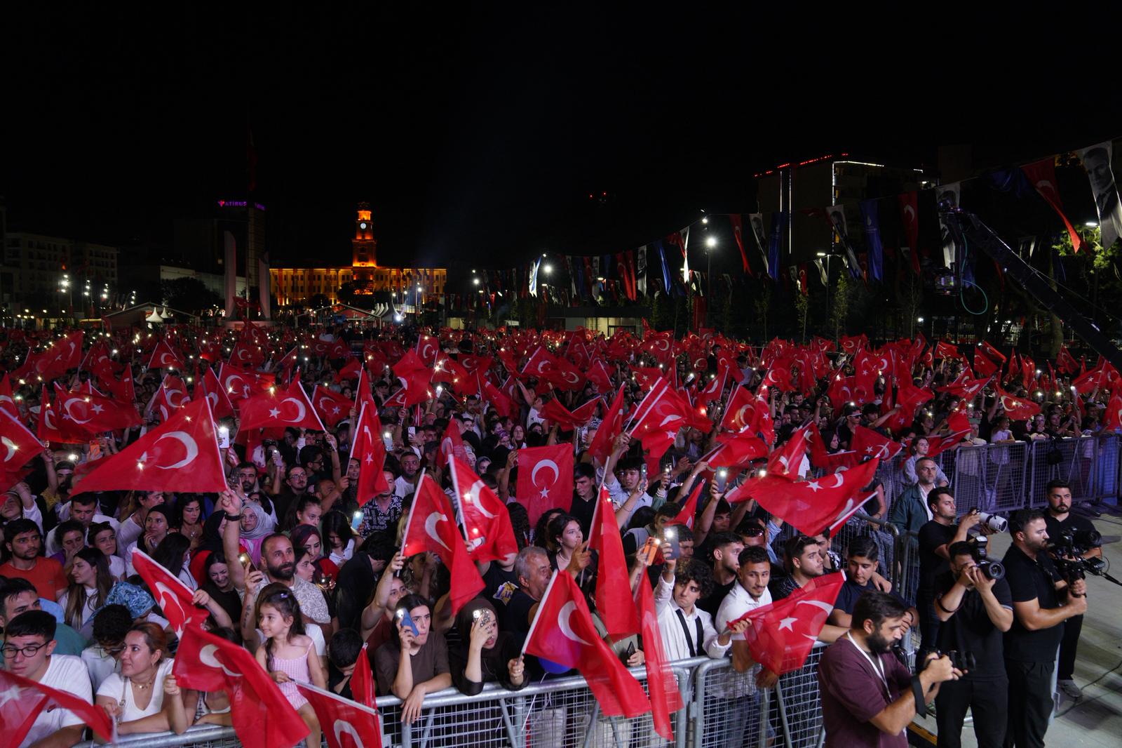 Cumhuriyet Kent Meydanı Zafer Bayramı’nda görkemli törenle açıldı