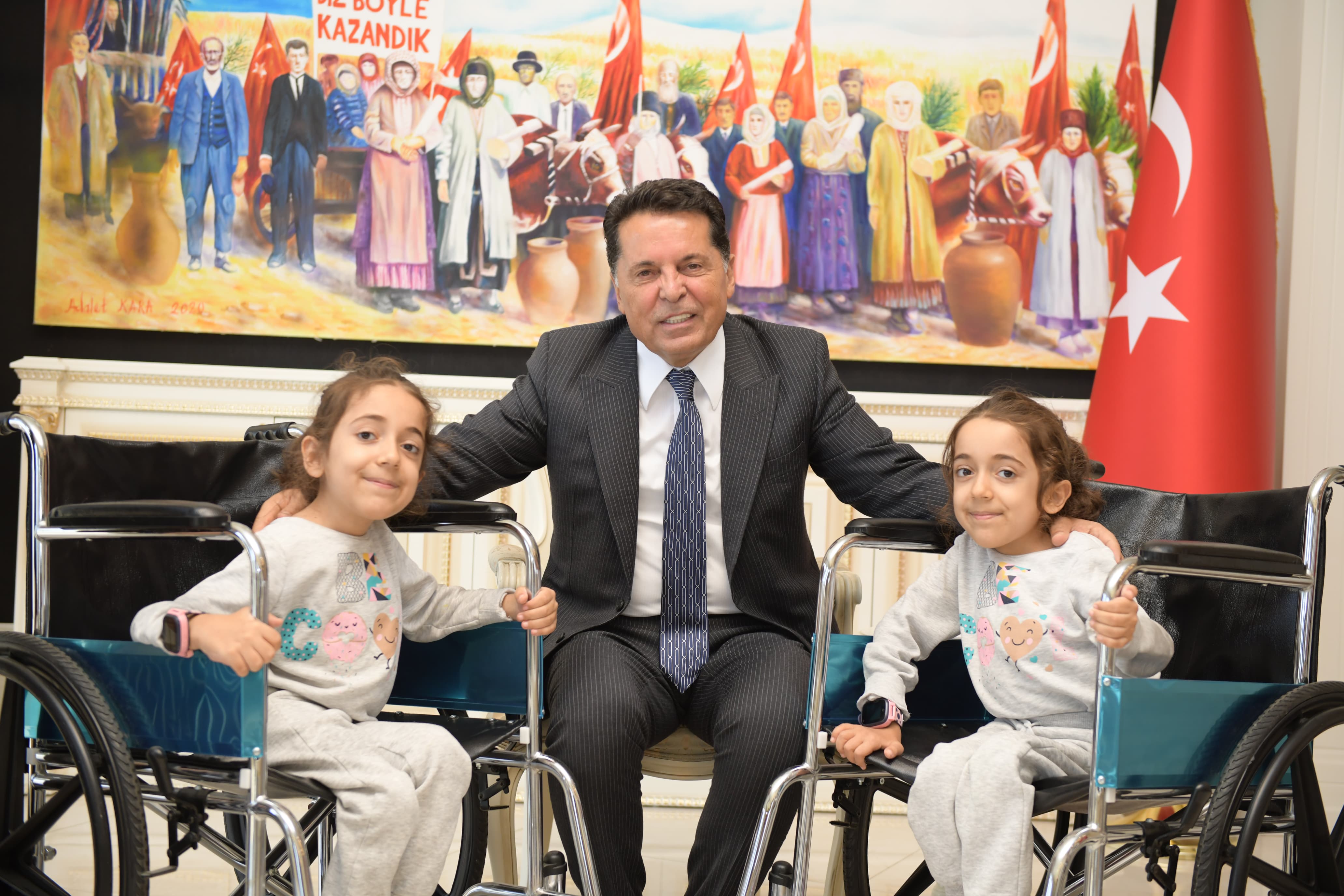 Sosyolog Başkan kitaplarının gelirini SMA hastası ikizlere bağışladı