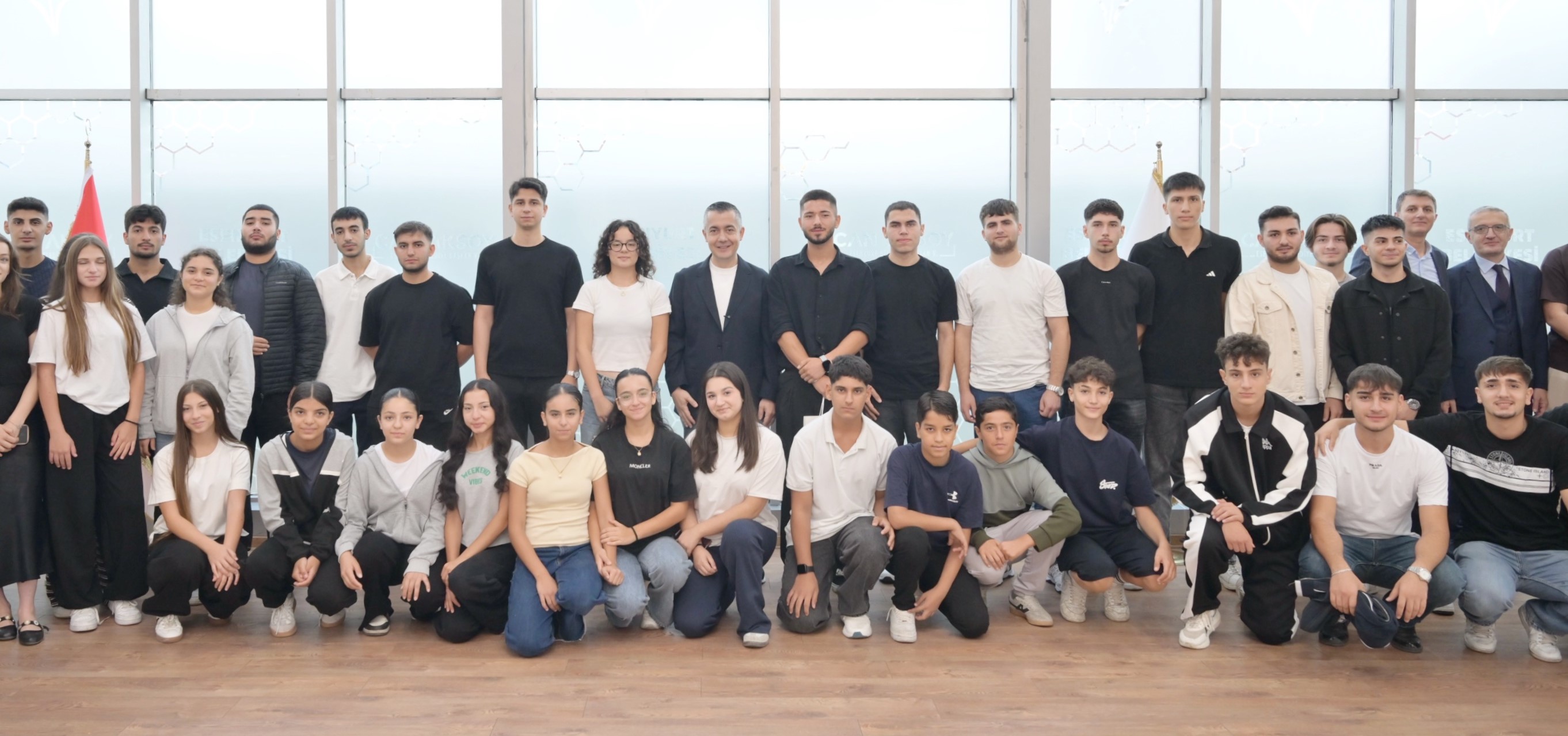 Esenyurt Belediyesi Spor Akademisi öğrencileri hayallerine kavuştu Başkan Vekili Aksoy gençlerle bir araya geldi