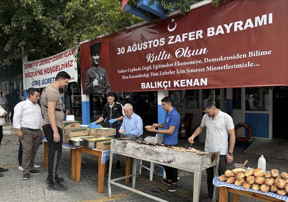 30 Ağustos Zafer Bayramı’nda yüzlerce balık ekmek ikram edildi