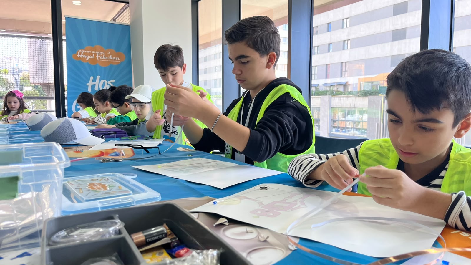 Esenyurtlu Çocuklar Hayal Fabrikası’nda Bilim ve Sanatla Buluşuyor