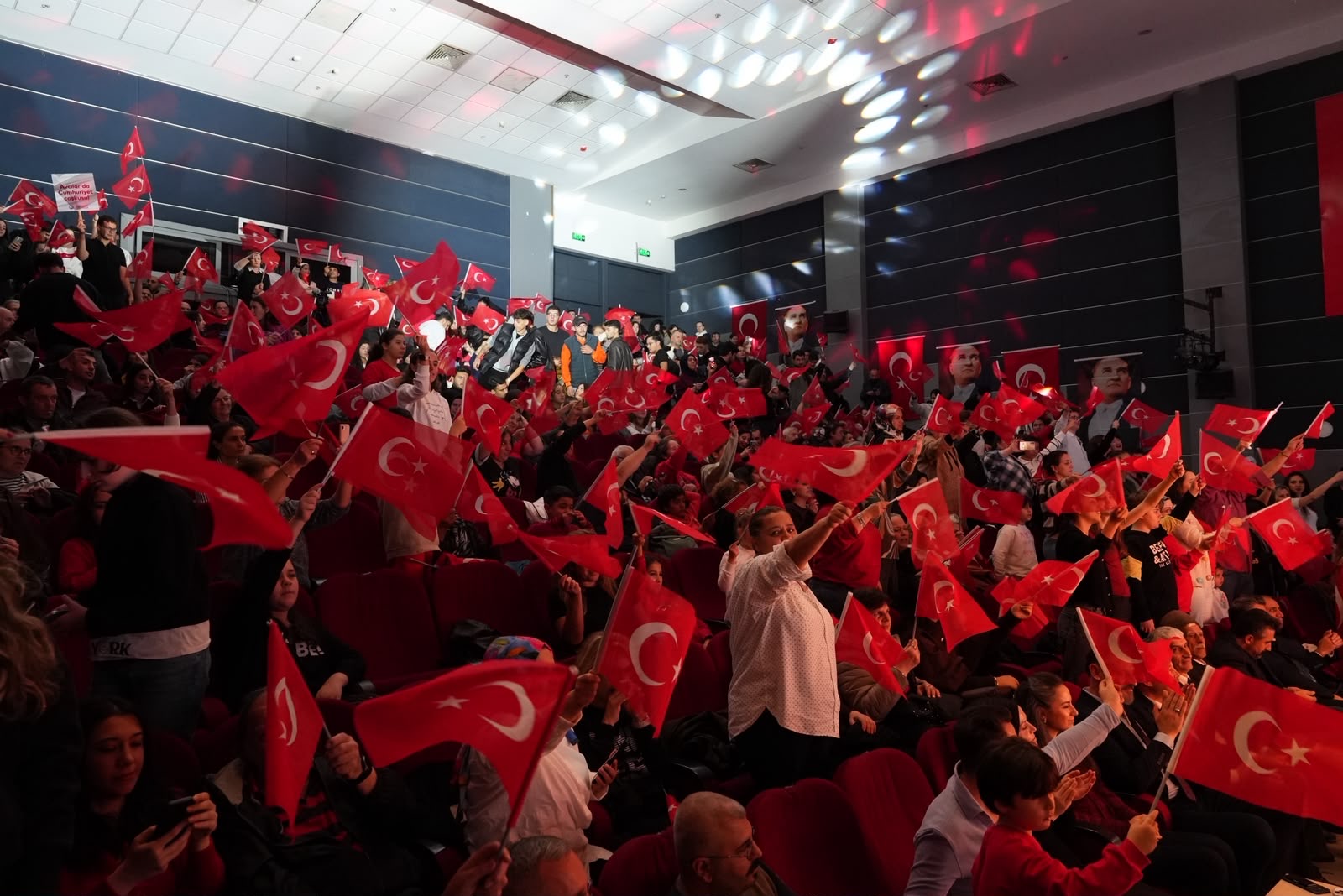 AVCILAR’DA CUMHURİYET BAYRAMI COŞKUYLA KUTLANDI