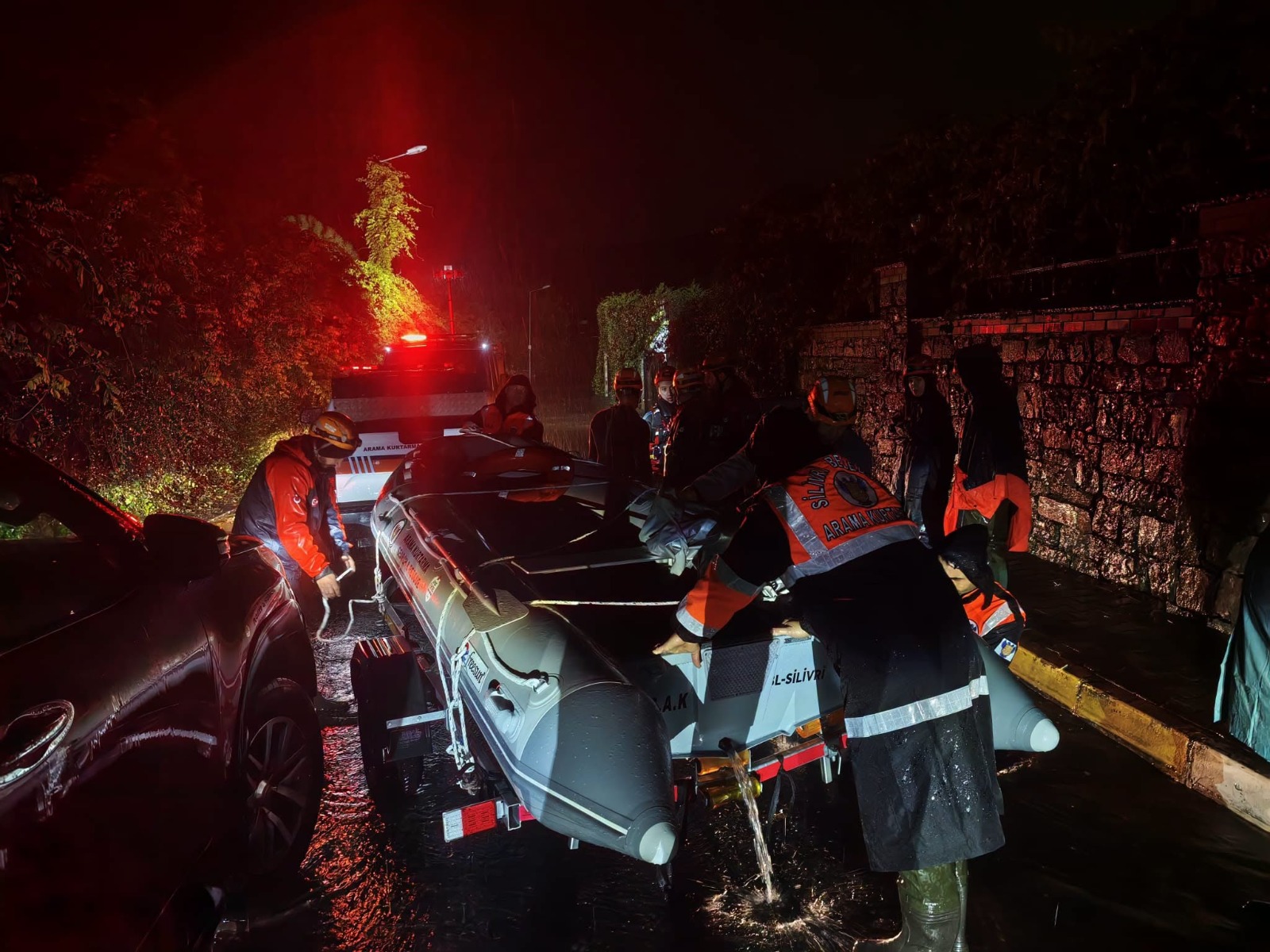 Silivri Arama Kurtarma Ekipleri Eyüpsultan’daki Su Baskınlarına Müdahale Çalışmalarına Destek Veriyor