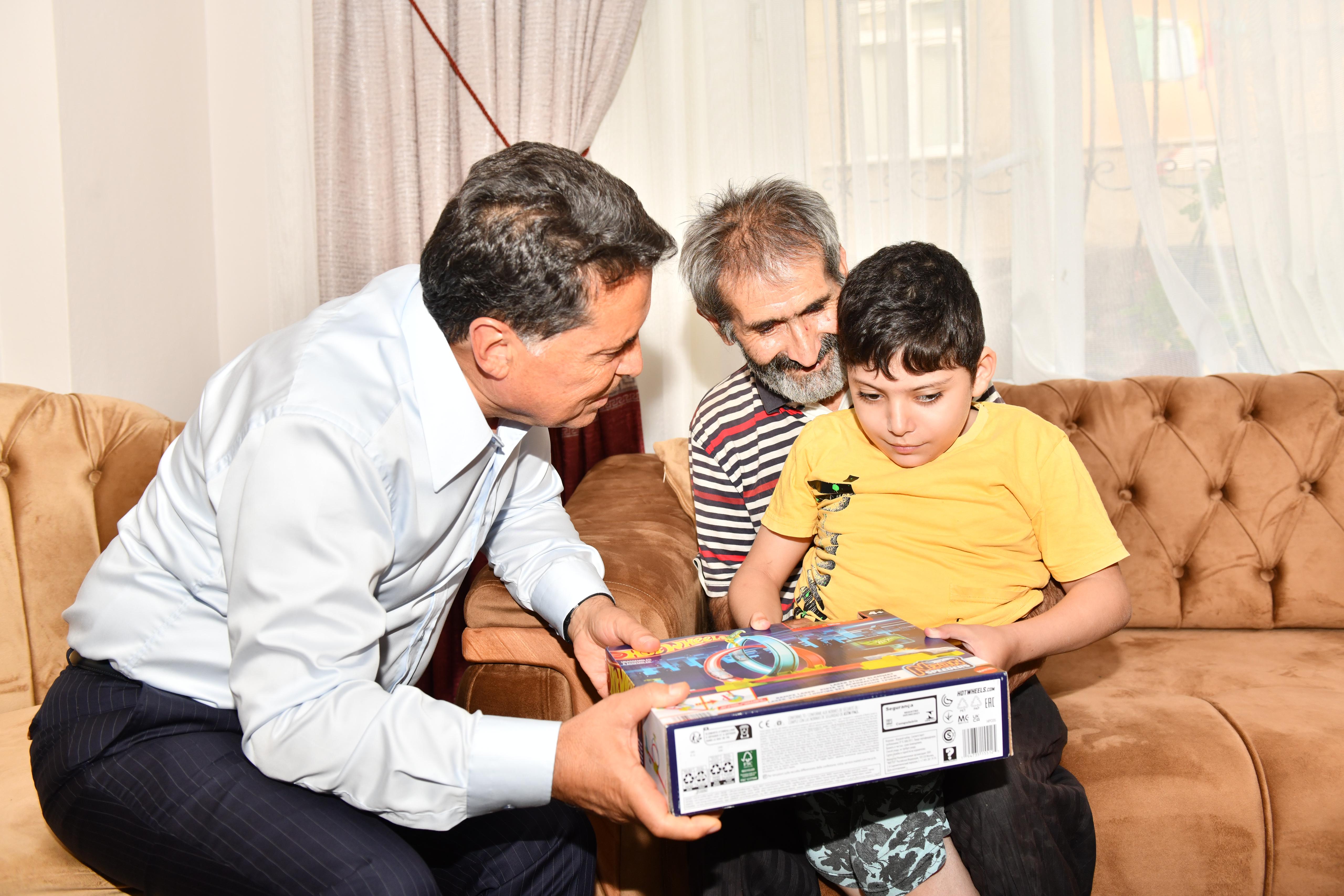 Başkan Özer, kemik erimesi hastası yiğit can’ı ziyaret etti