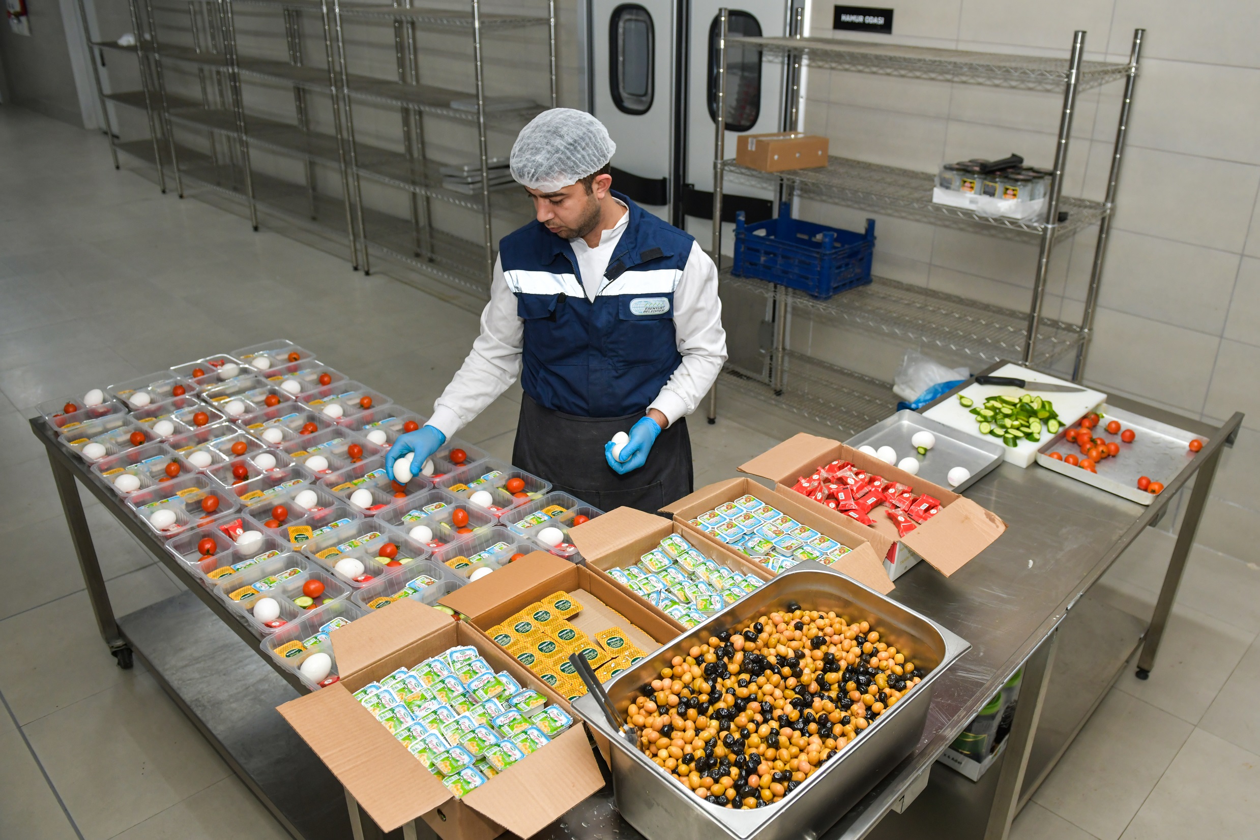 Esenyurt Belediyesi yaşlıları ve engellileri yalnız bırakmıyor