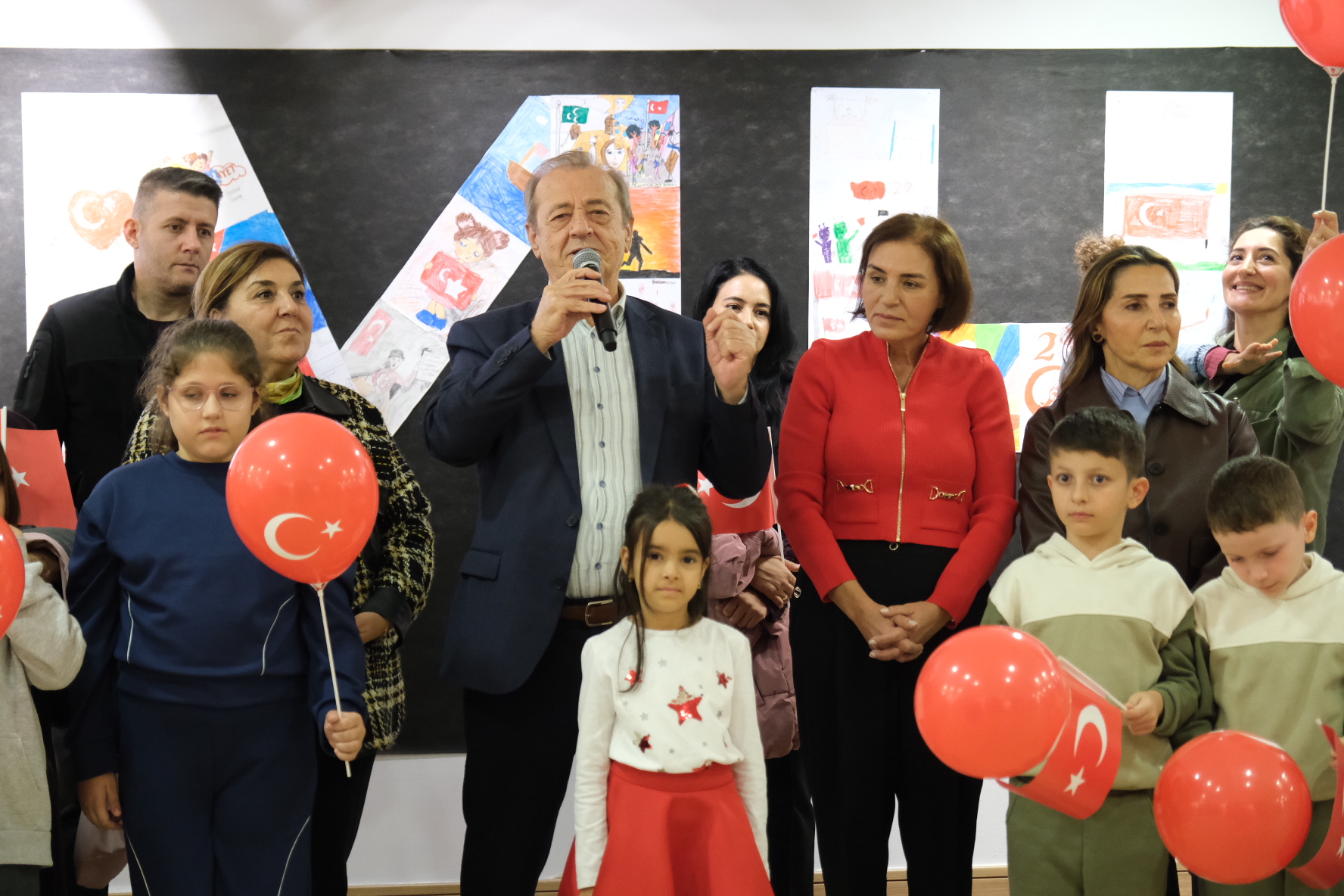 Minik ressamlar Cumhuriyet sevgisini resimleriyle anlattı