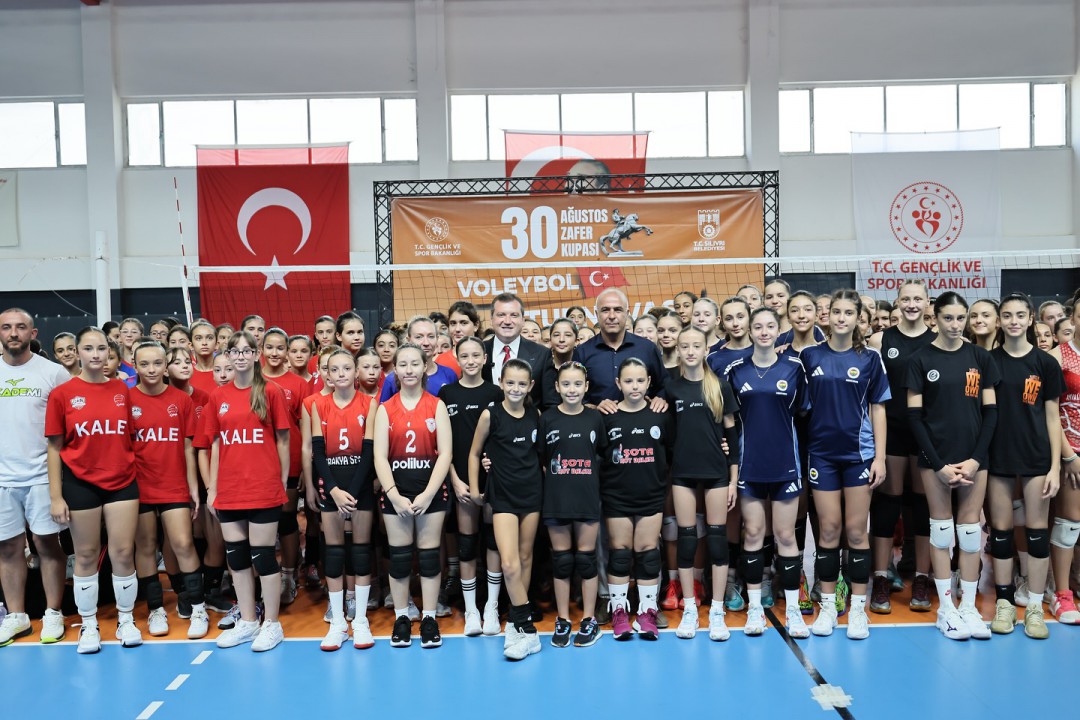 Başkan Balcıoğlu, Zafer Kupası Voleybol Turnuvasına katıldı