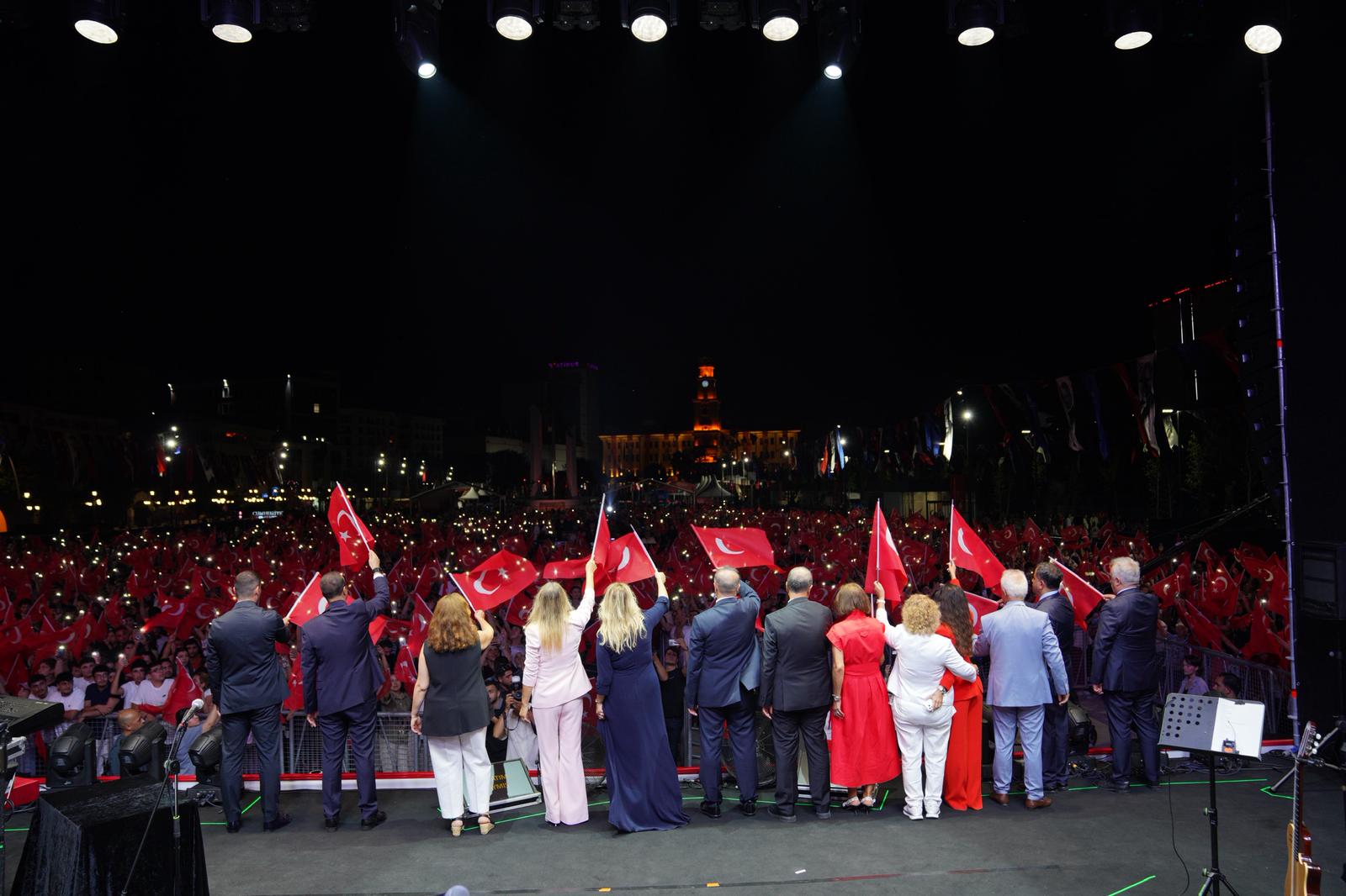 Cumhuriyet Kent Meydanı Zafer Bayramı’nda görkemli törenle açıldı