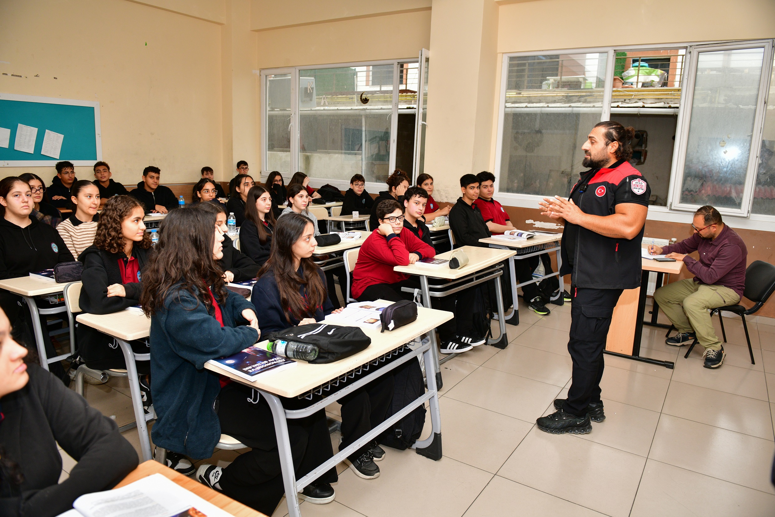 Esenyurt Belediyesi Deprem Bilinci Eğitimlerini Okullara Yayıyor