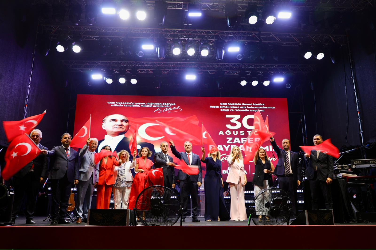 Cumhuriyet Kent Meydanı Zafer Bayramı’nda görkemli törenle açıldı
