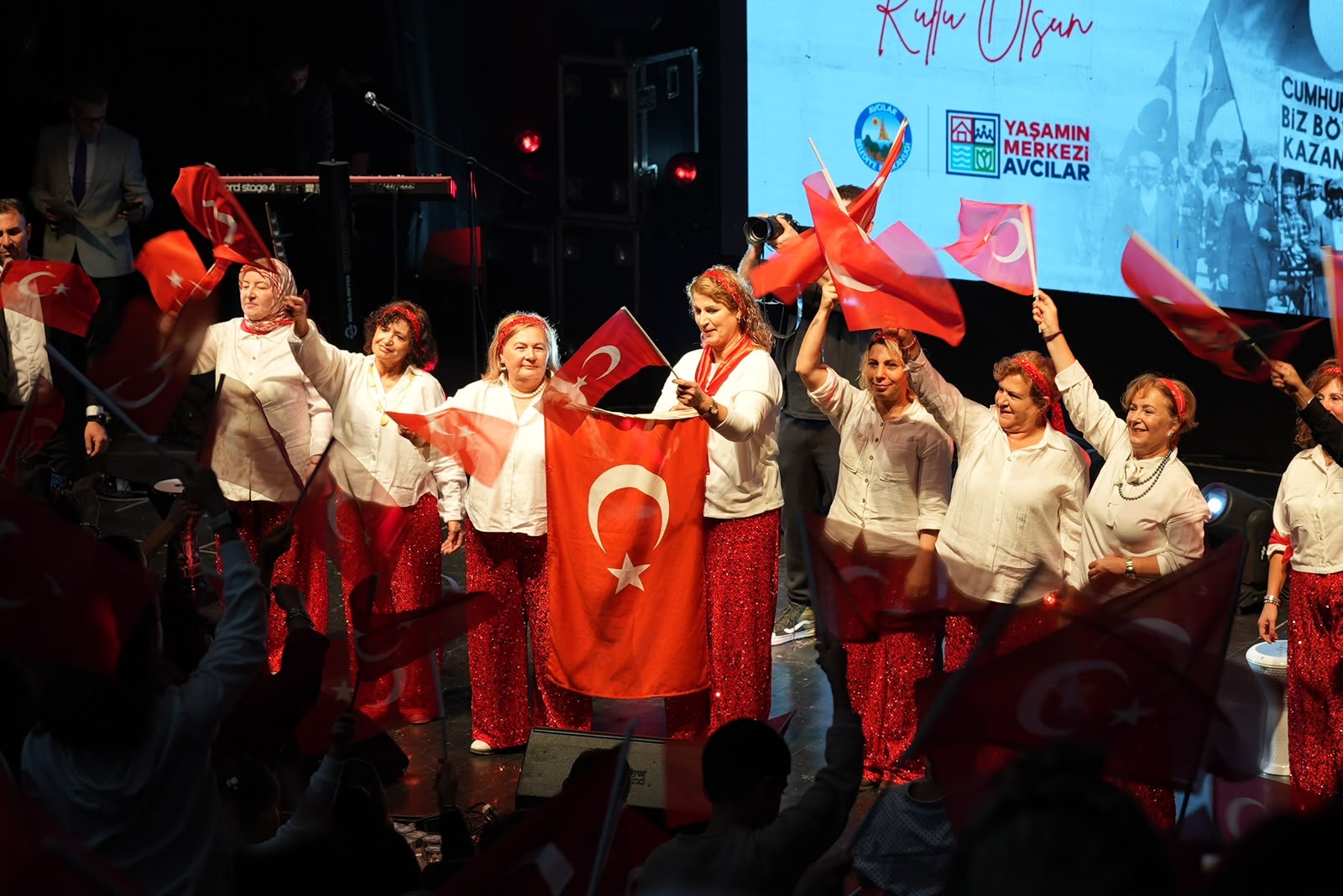 AVCILAR’DA CUMHURİYET BAYRAMI COŞKUYLA KUTLANDI