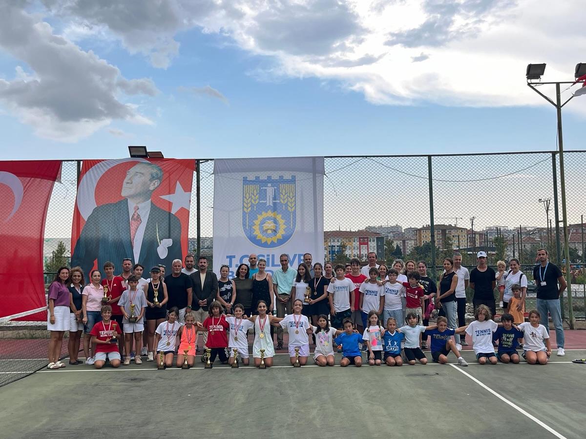 Silivri Belediyesi'nin Düzenlediği 30 Ağustos Zafer Kupası Tenis Turnuvası Tamamlandı