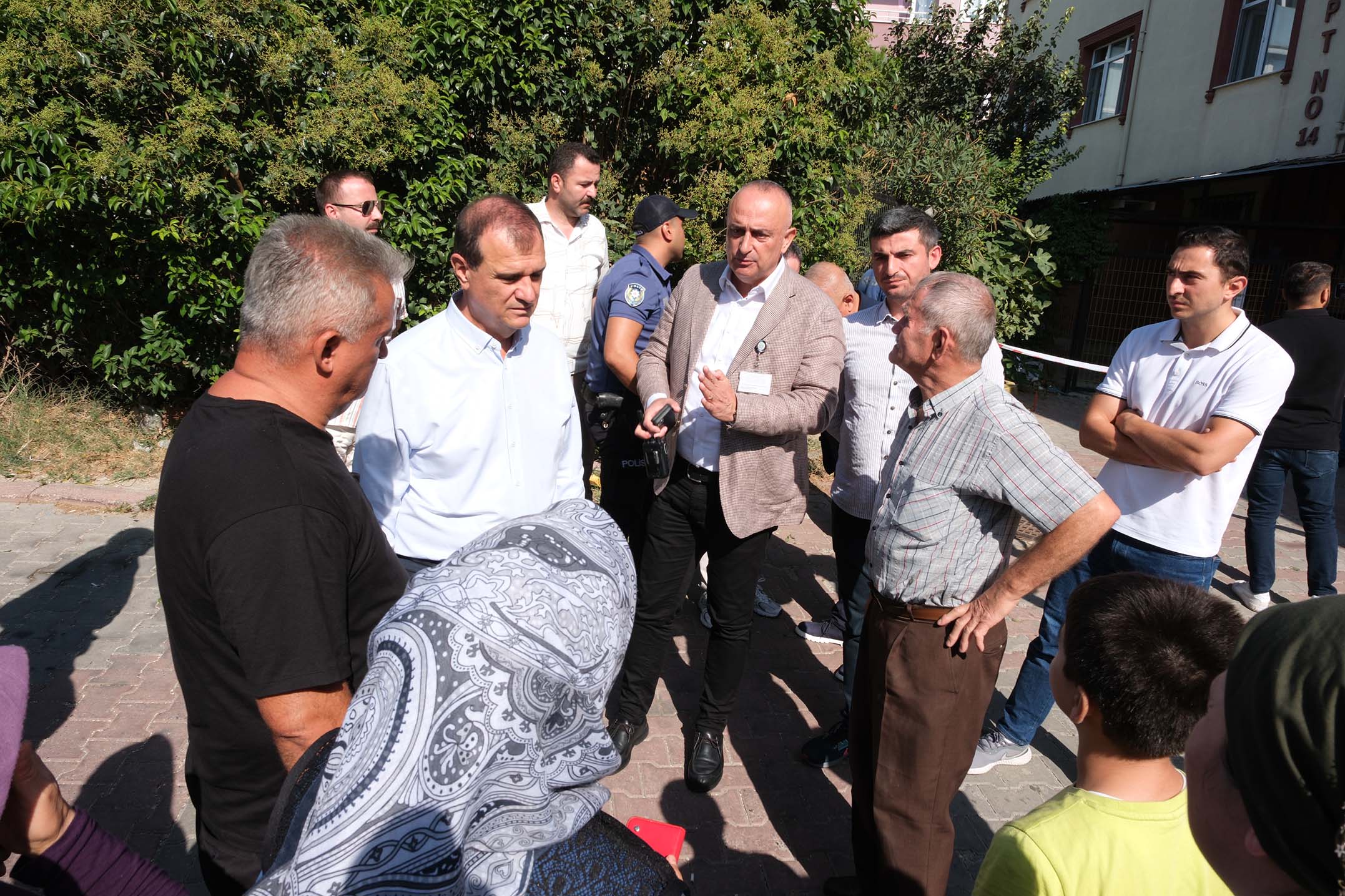 Duvarlarından ses geldiği için boşaltılan 2 binada teknik incelemeler başlatıldı