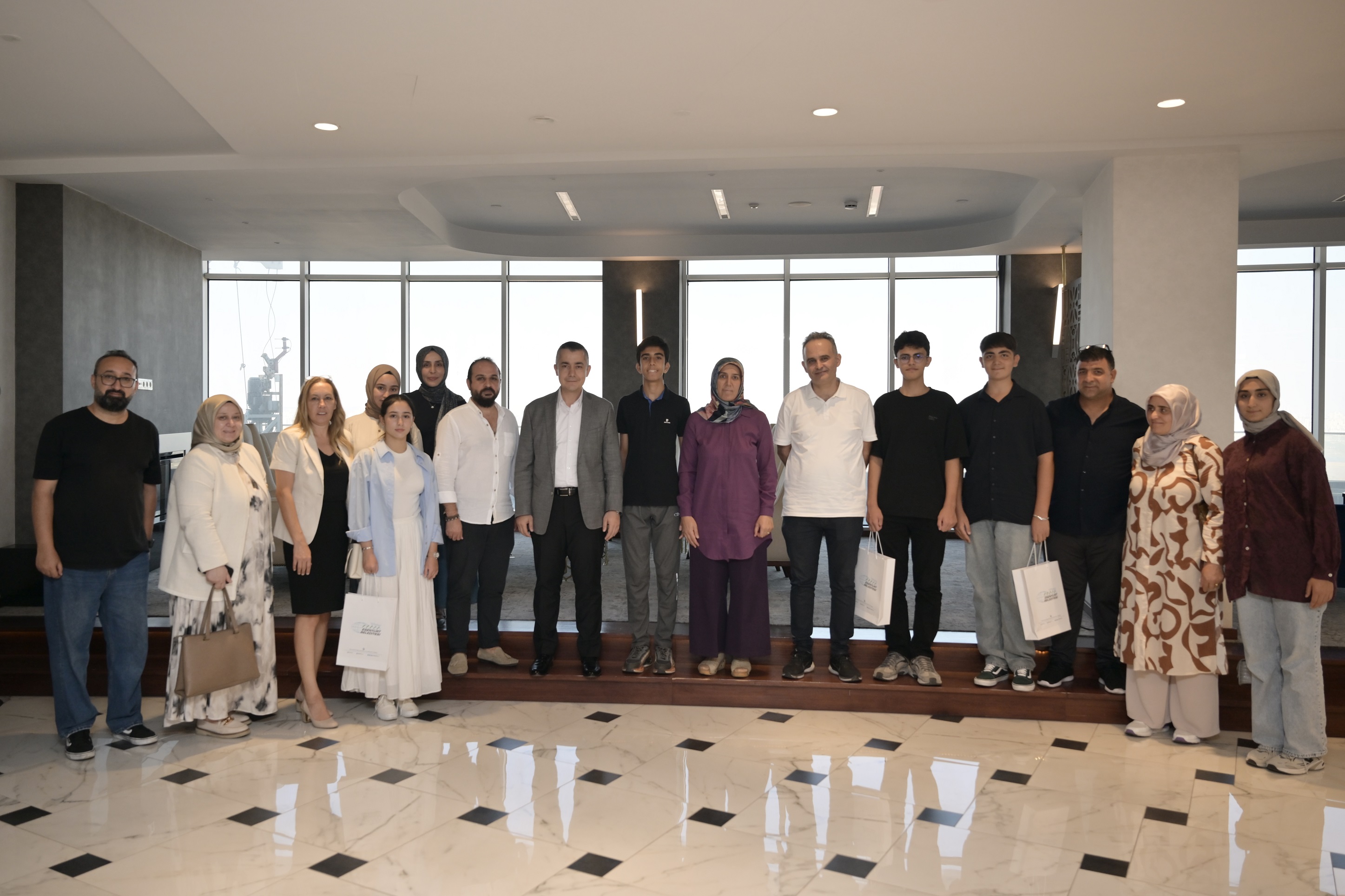 LGS’de Dereceye Giren Öğrencileri Başkan Vekili Aksoy Makamında Ağırladı