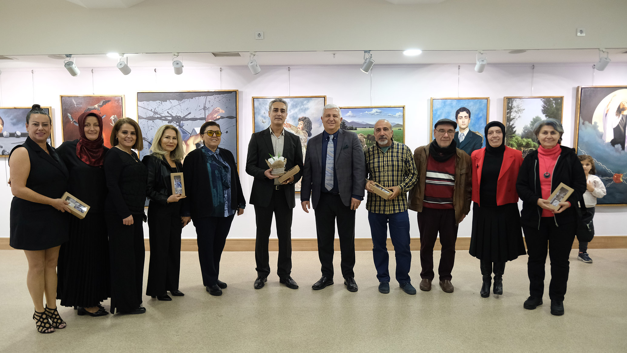 “Hayal Gücü” karma resim sergisi yoğun ilgi gördü