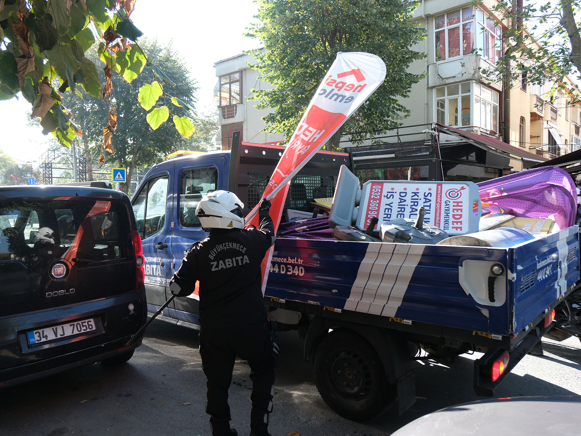 Büyükçekmece’de kent estetiğini bozan reklam ve dubalar kaldırıldı