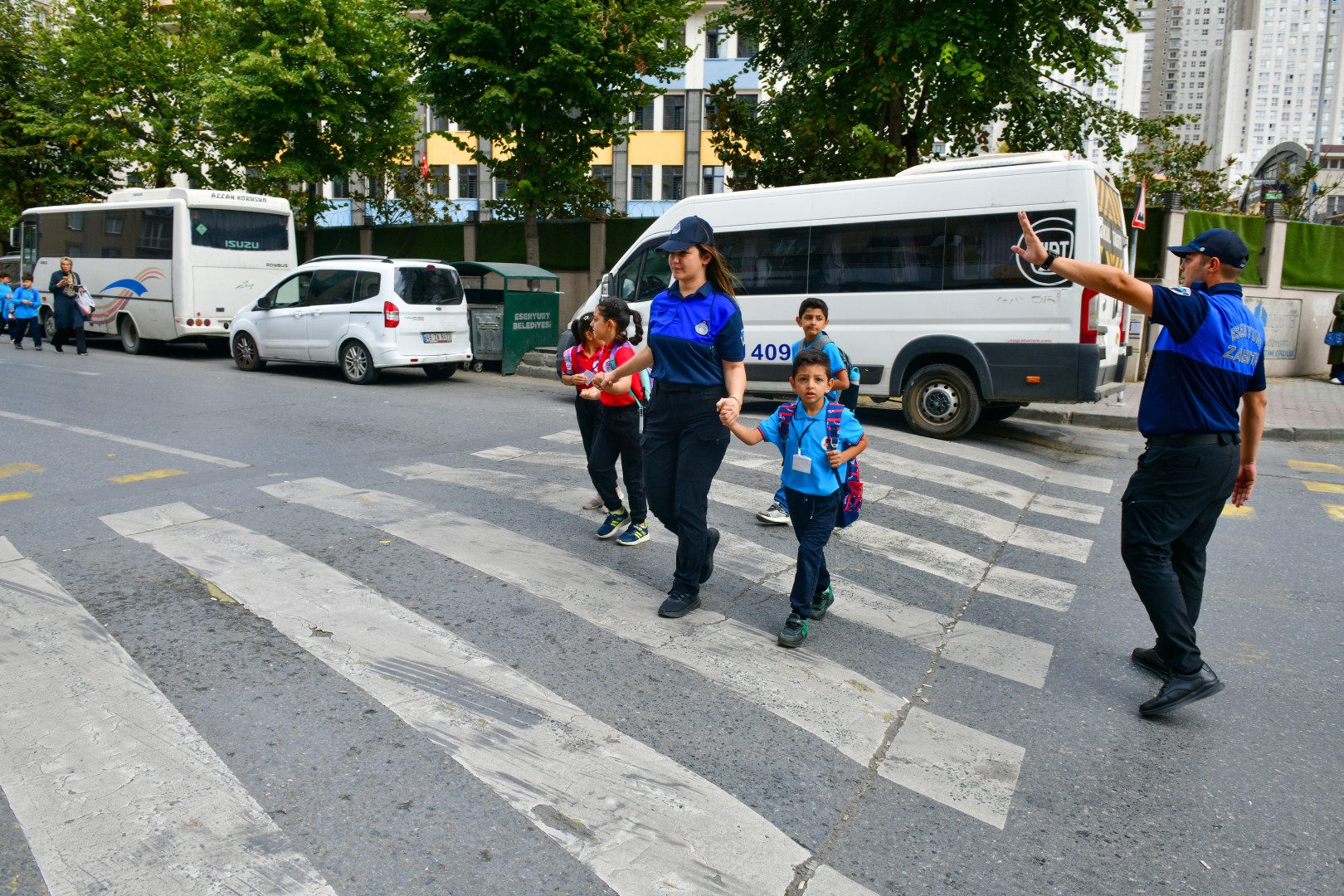 Beylikdüzü Belediye Zabıtası öğrencilerin yanında