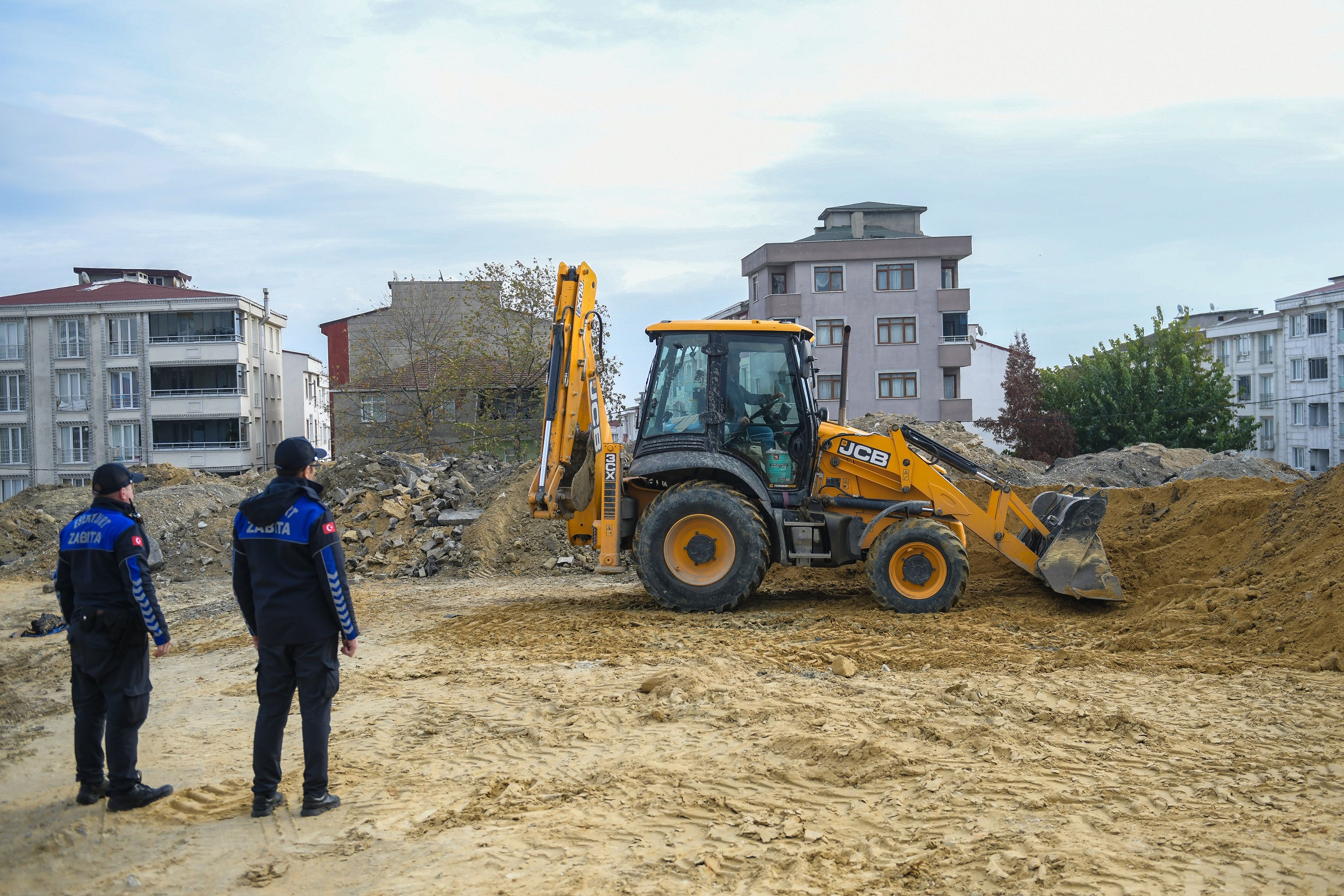 Esenyurt zabıtasından kaçak moloz dökümüne müdahale