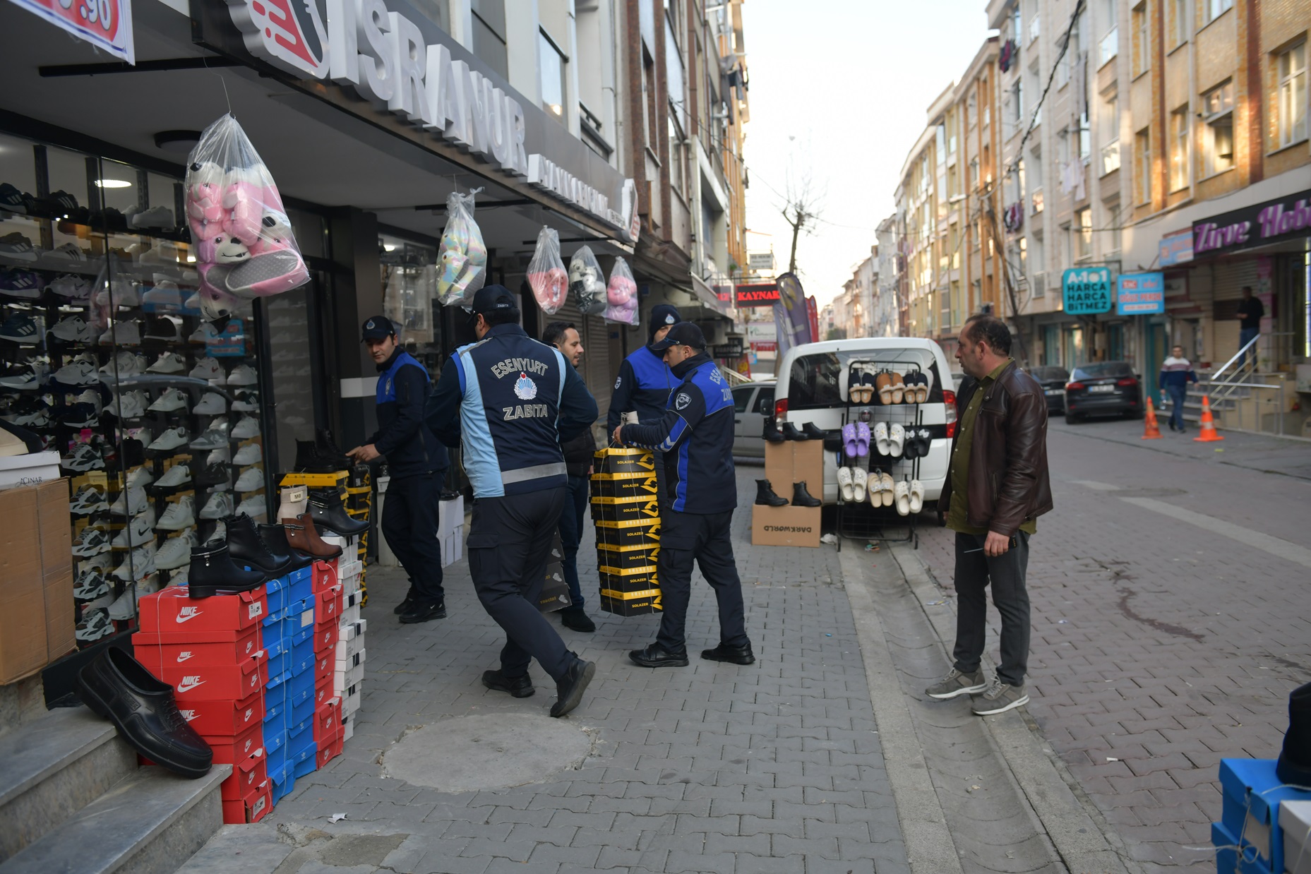 Esenyurt zabıtasından kaldırım işgallerine karşı sıkı denetim