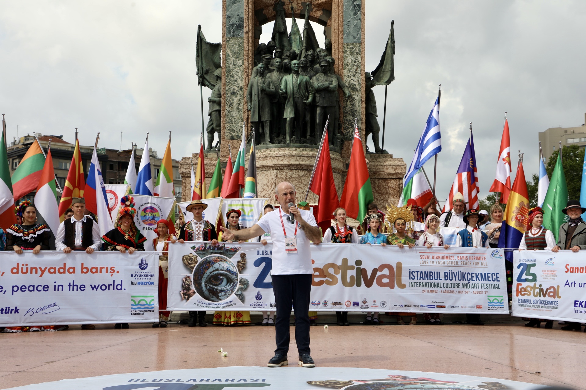Dünyanın farklı renkleri Taksim Meydanı’nda görsel bir şölen yaşattı