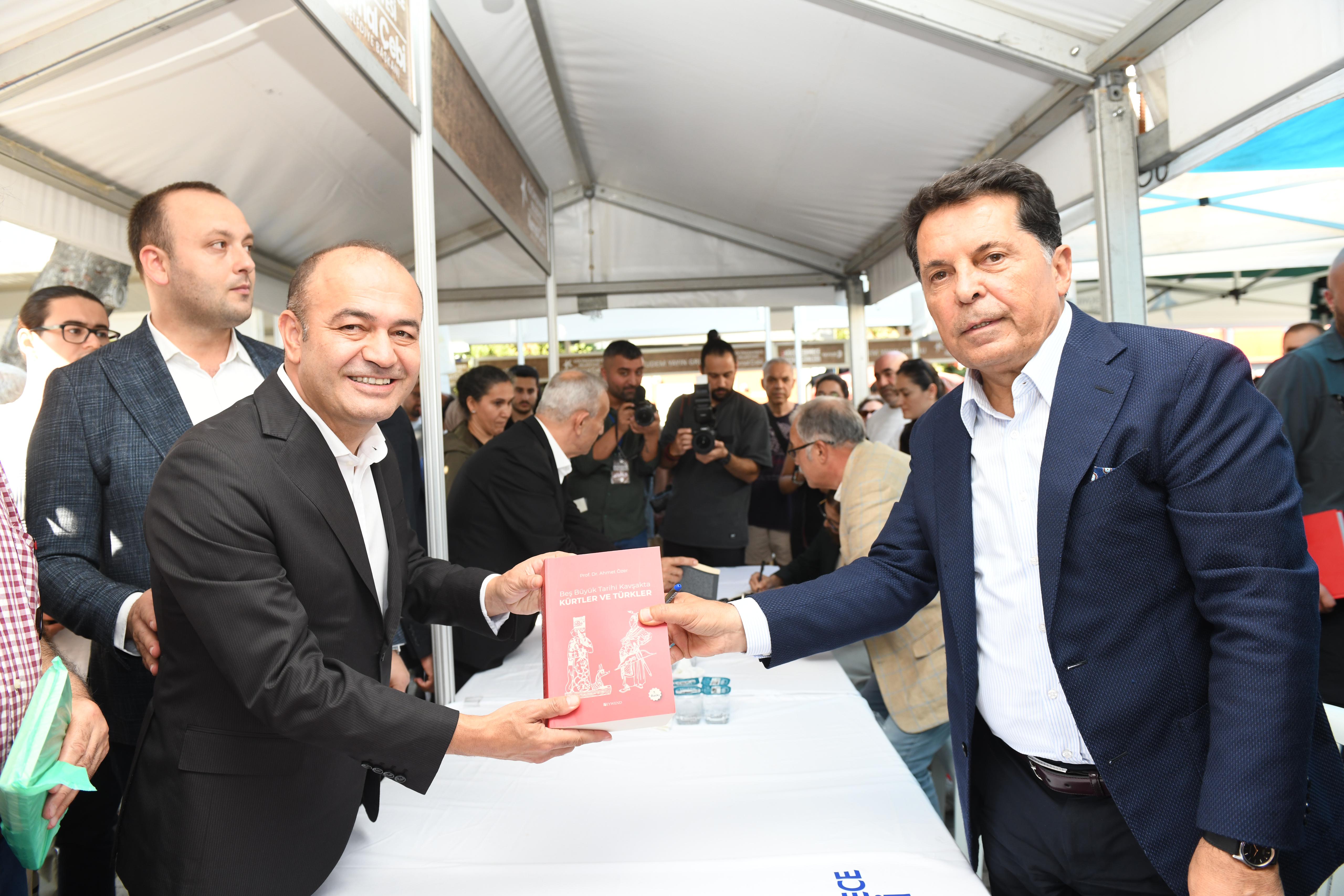 Başkan Özer, kitap gelirlerini SMA’lı çocuklara bağışlayacak