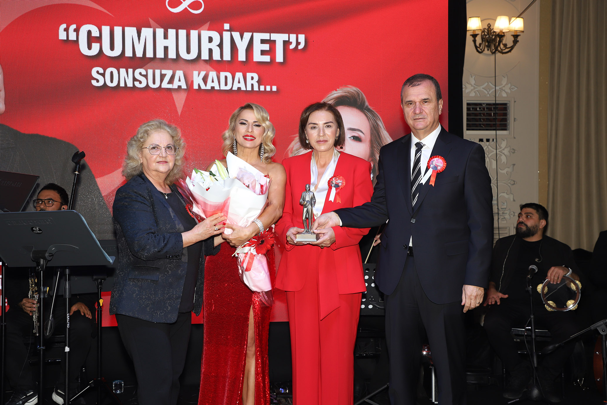 Büyükçekmece’de Cumhuriyet coşkusu Cumhuriyet Balo¬su’nda zirveye ulaştı