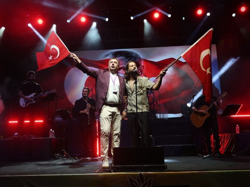 Festival Sahnesinde 5. Günde Koray Avcı Rüzgarı