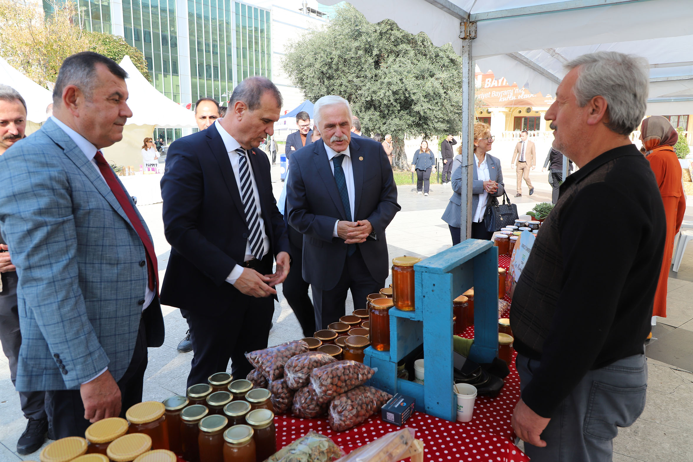 Büyükçekmece’de “Üreticiden Tüketiciye Kışa Merhaba Pazarı” açıldı