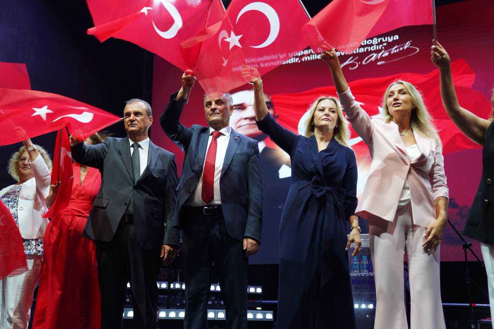 Cumhuriyet Kent Meydanı Zafer Bayramı’nda görkemli törenle açıldı