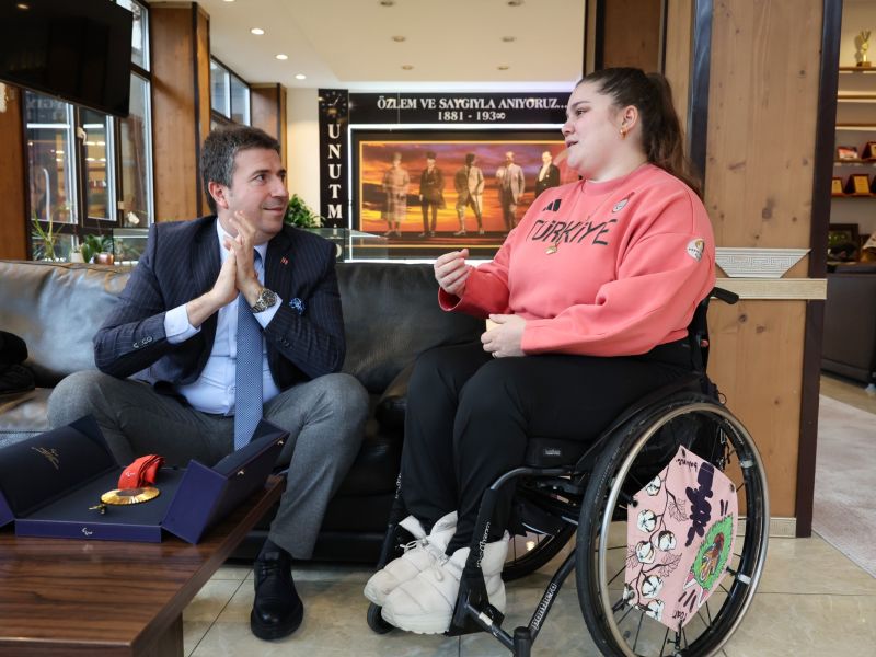 Altın Madalyalı Şampiyonumuz Öznur Cüre’yi Ağırladık