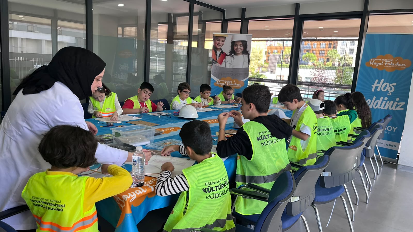 Esenyurtlu Çocuklar Hayal Fabrikası’nda Bilim ve Sanatla Buluşuyor