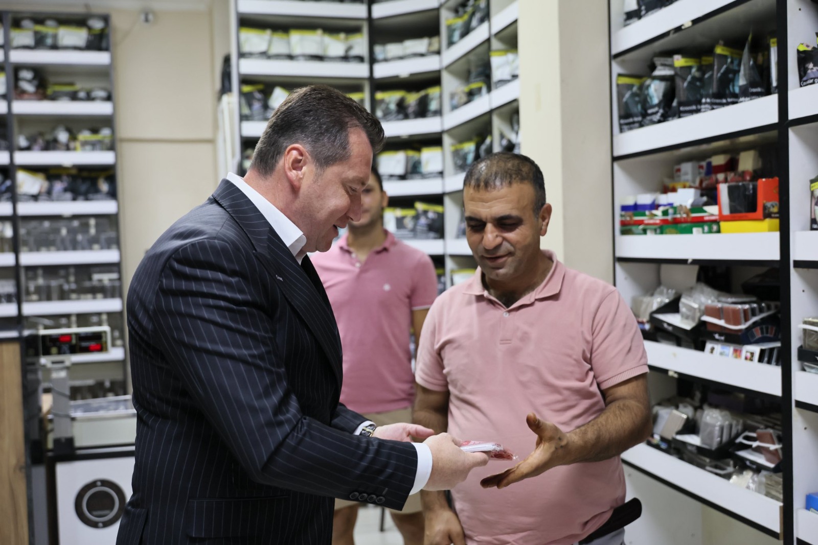 Başkan Balcıoğlu, esnafa Türk Bayrağı hediye etti