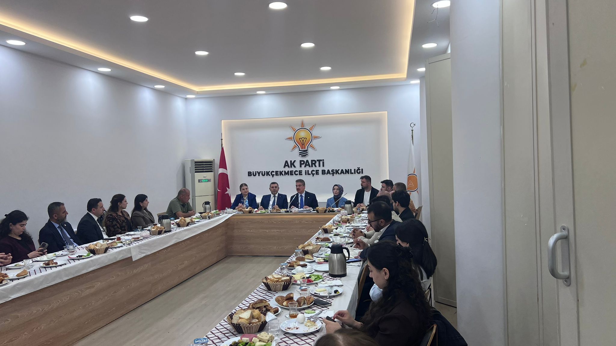 İlçe Başkanı Rasim Yağar TBMM Adalet Komisyonu Başkanı ve İstanbul Milletvekili Cüneyt Yüksel, ilçede avukatlarla buluştu