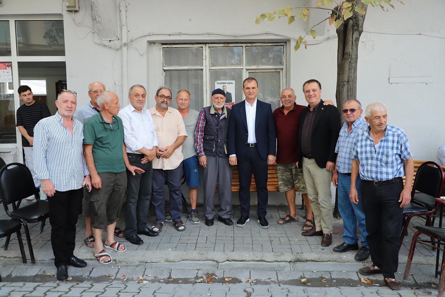 Hakan Çebi mahallelerde vatandaşlarının yanında