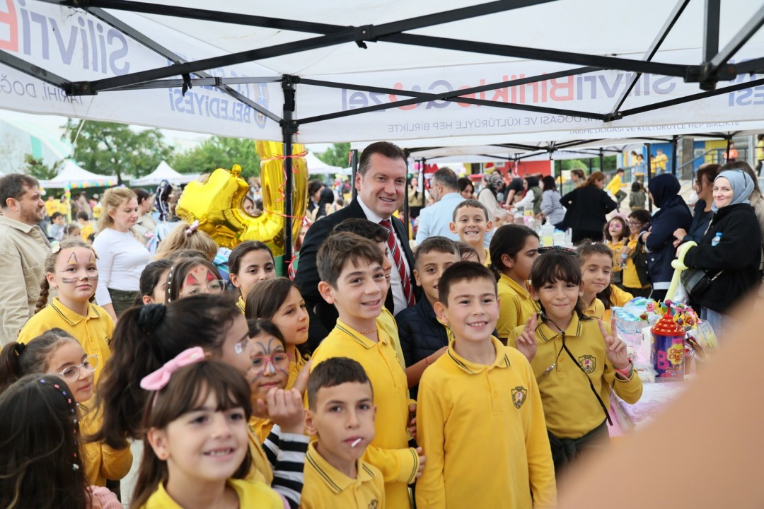 Başkan Balcıoğlu, Sevim Avni Çoğal İlkokulu’nda kermese katıldı