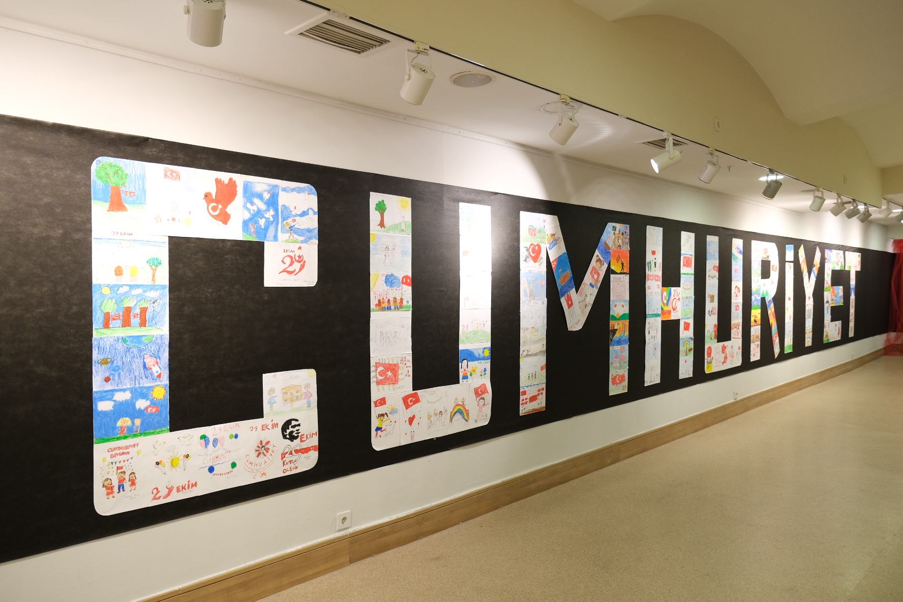 Minik ressamlar Cumhuriyet sevgisini resimleriyle anlattı