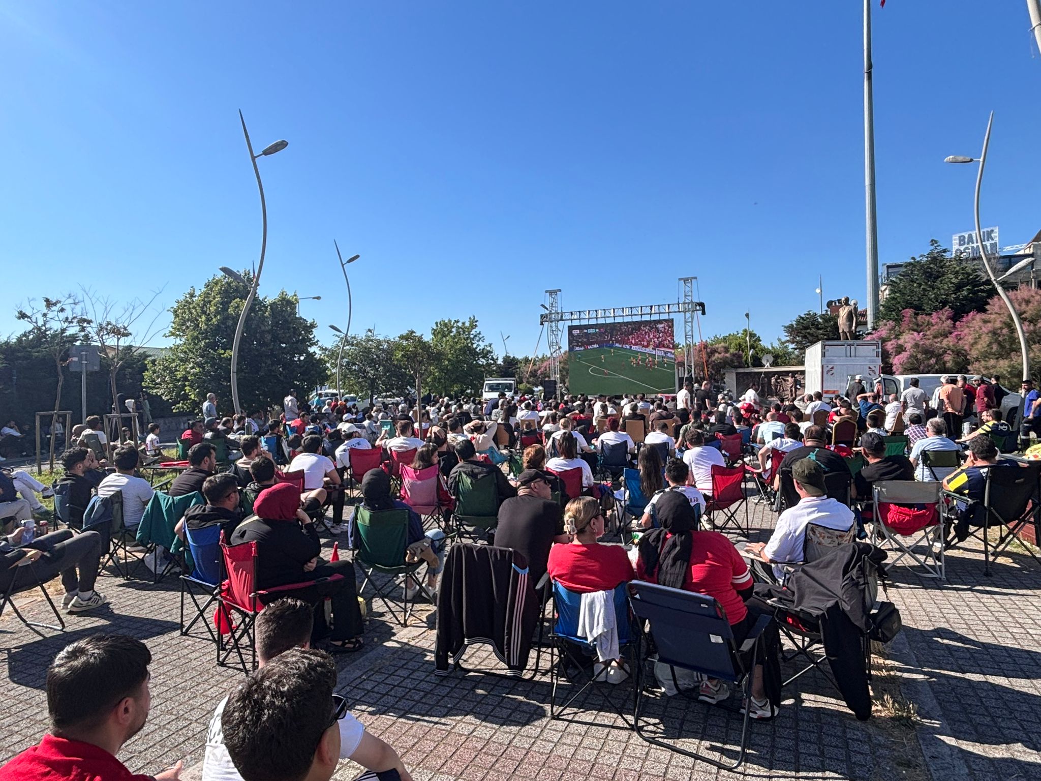 Başkan Yağar vatandaşlarla milli maçı izledi