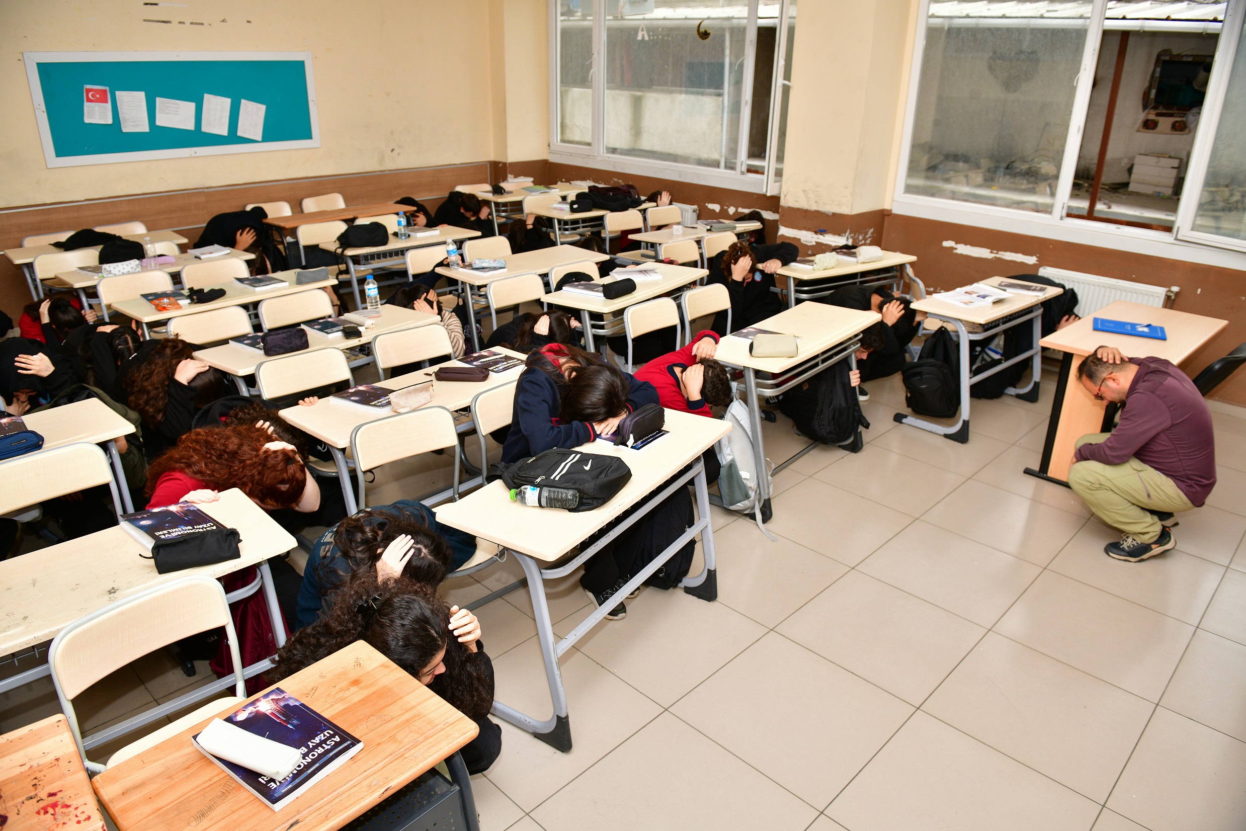 Esenyurt Belediyesi Deprem Bilinci Eğitimlerini Okullara Yayıyor
