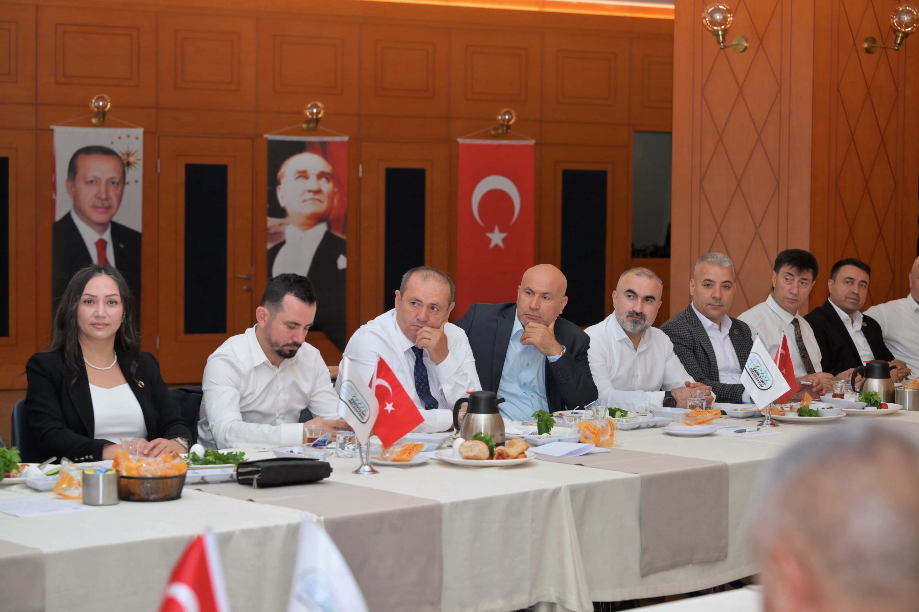 Başkan Vekili Aksoy, Mahalle Muhtarlarıyla Bir Araya Geldi