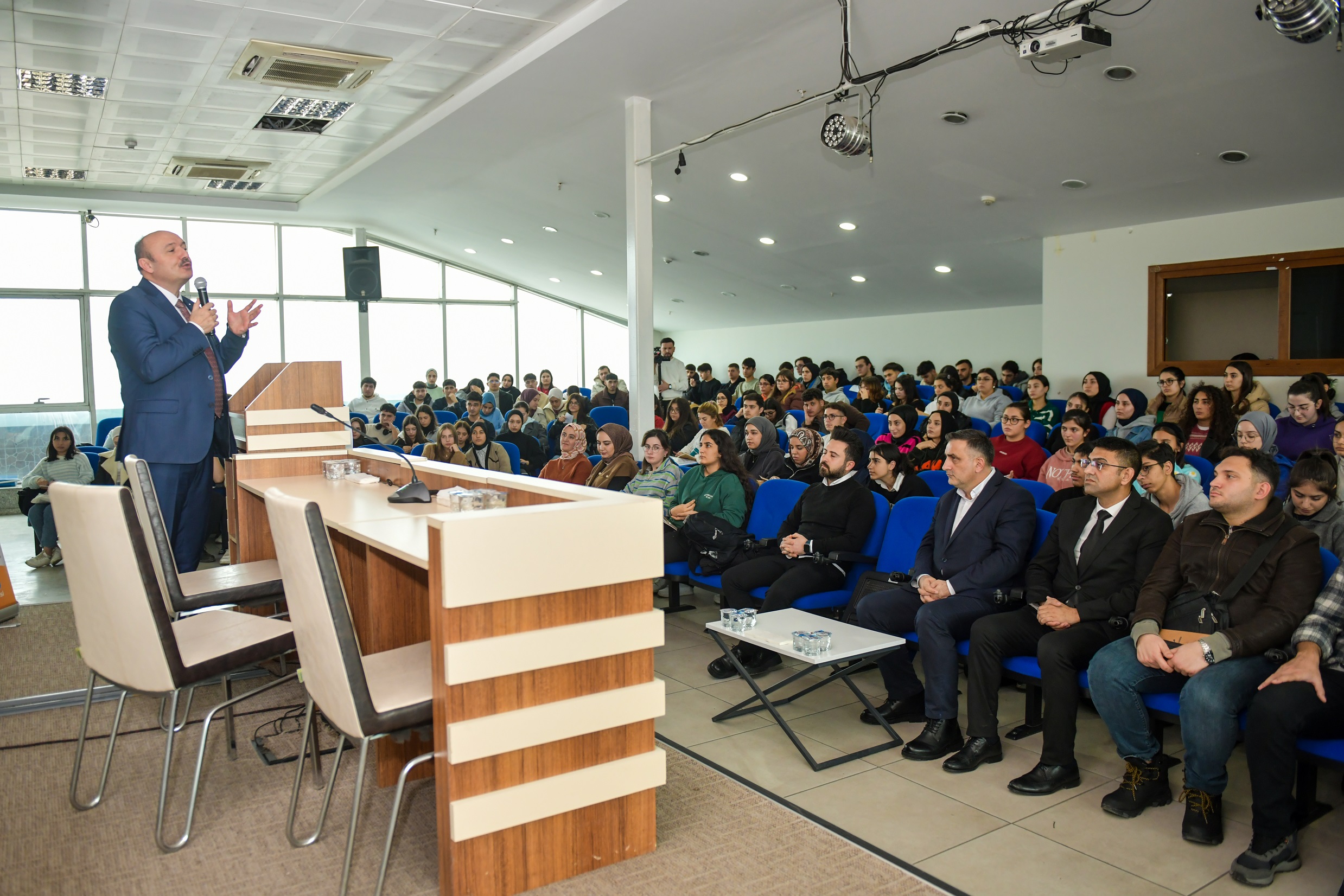 Esenyurt Belediyesi’nden gençlere liseden üniversite yaşamına geçiş semineri