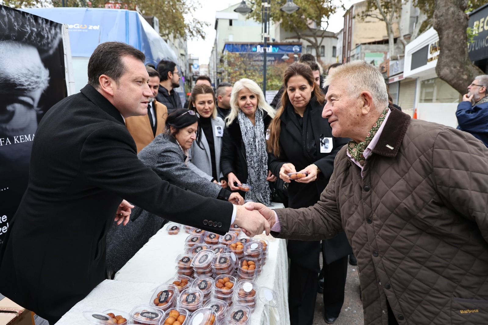 Başkan Balcıoğlu, Atatürk’ün Vefaatının 86. Yıl Dönümü İçin Lokma Dağıttı