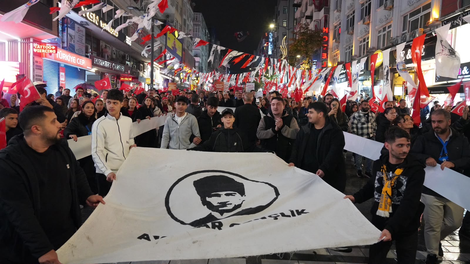 AVCILAR’DA CUMHURİYET BAYRAMI COŞKUYLA KUTLANDI