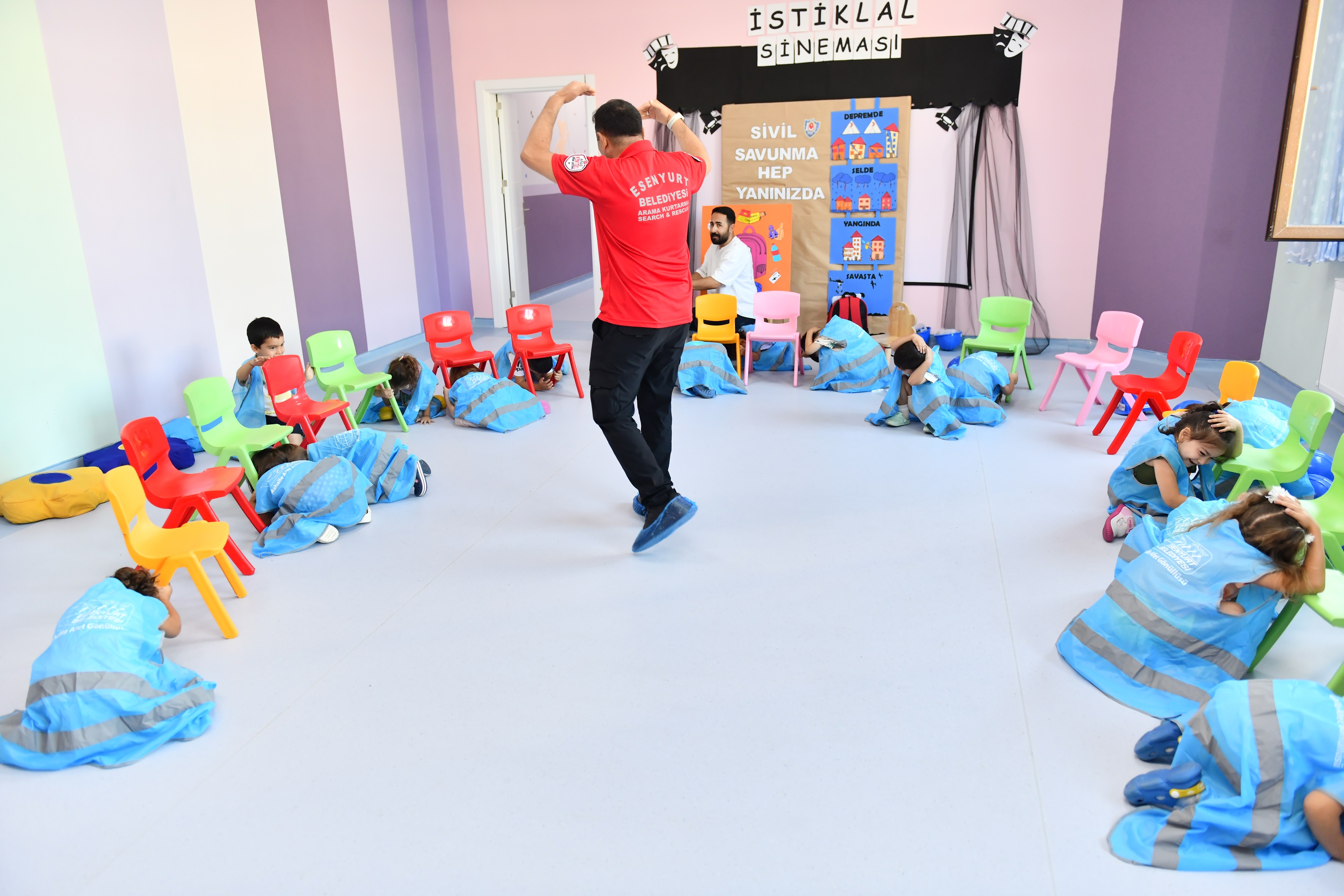 Esenyurt’ta çocuklar drama ile afetlere hazırlanıyor