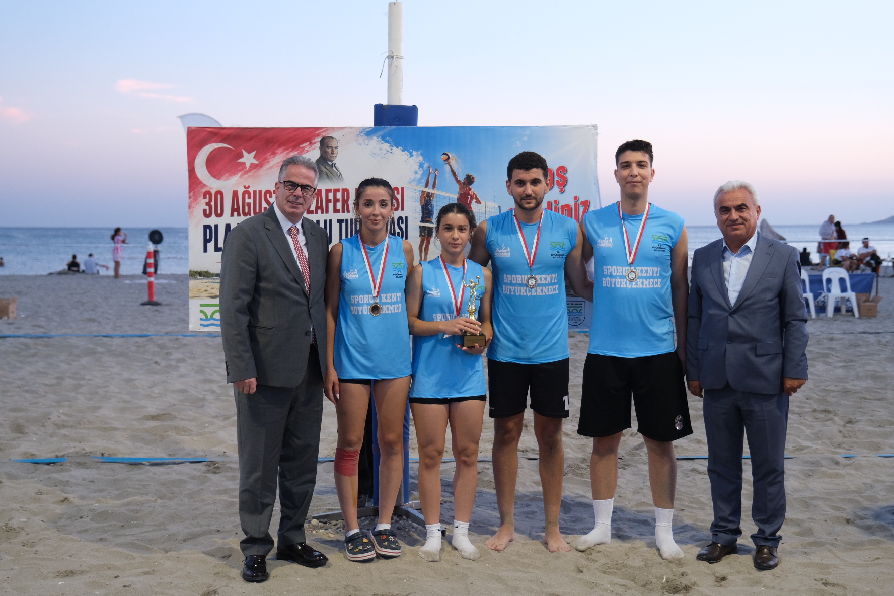 30 Ağustos Zafer Kupası Plaj Voleybolu Turnuvası nefesleri kesti