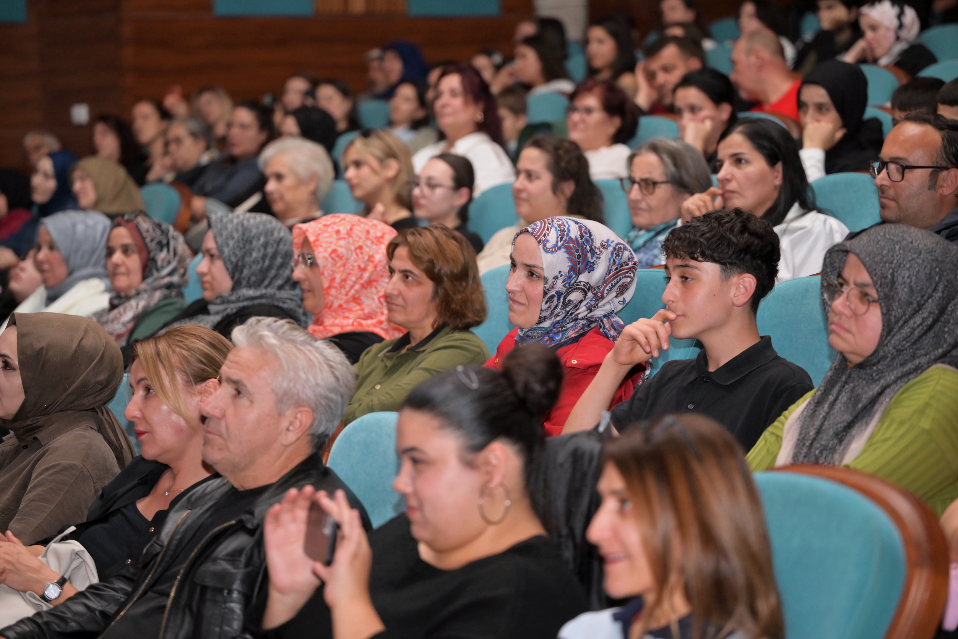 “Üç Kadın Bir Oyun” Esenyurt’ta Kapalı Gişe Sahnelendi