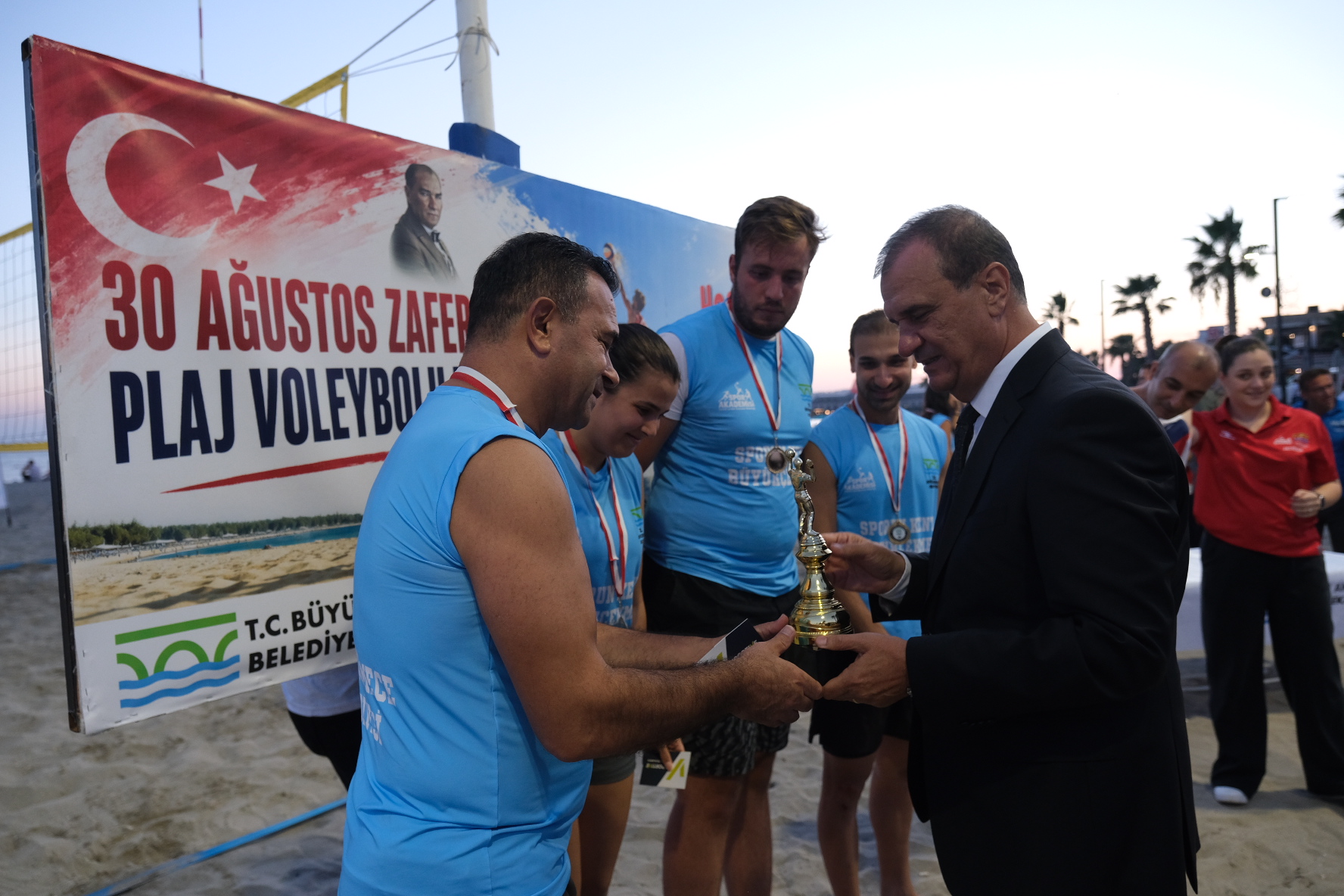 30 Ağustos Zafer Kupası Plaj Voleybolu Turnuvası nefesleri kesti