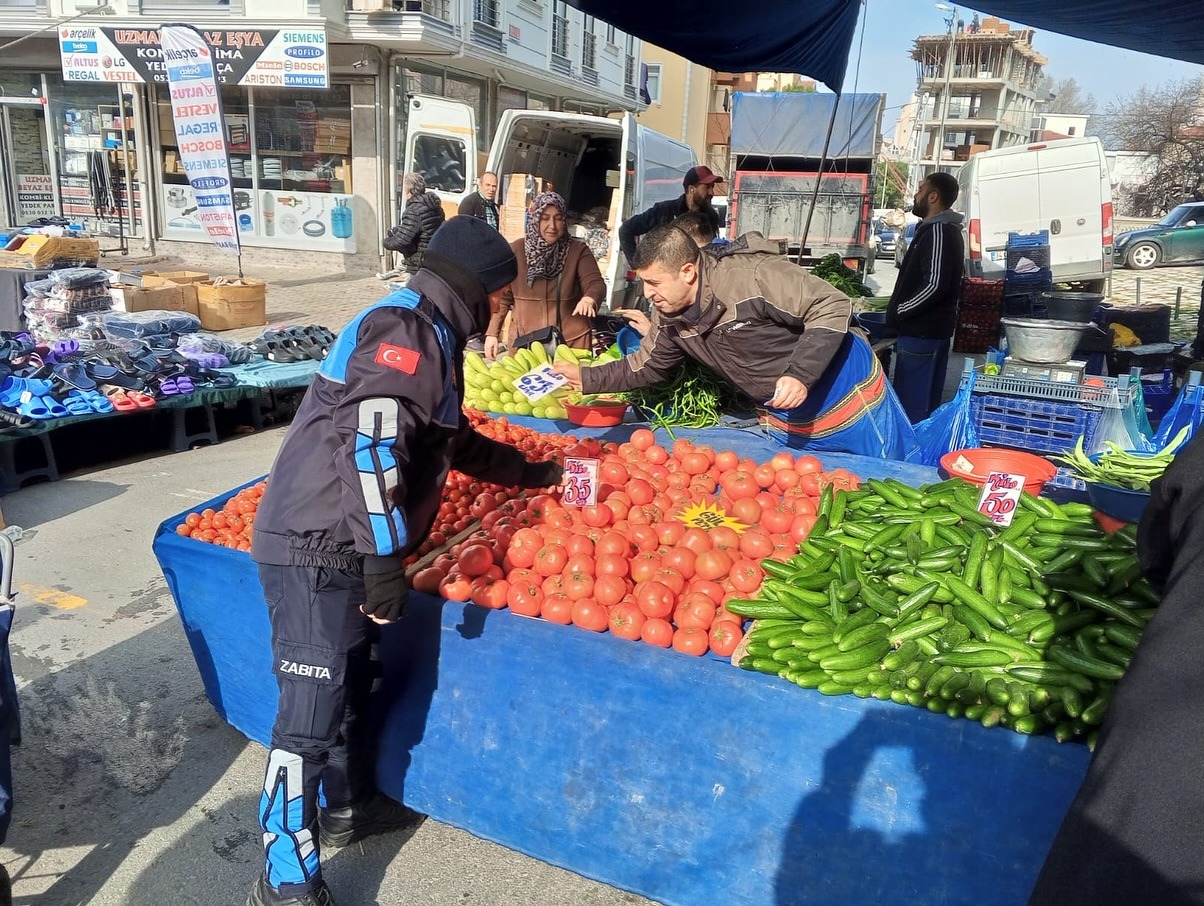Zabıta Müdürlüğü pazartesi pazarı’nda denetimlere devam ediyor