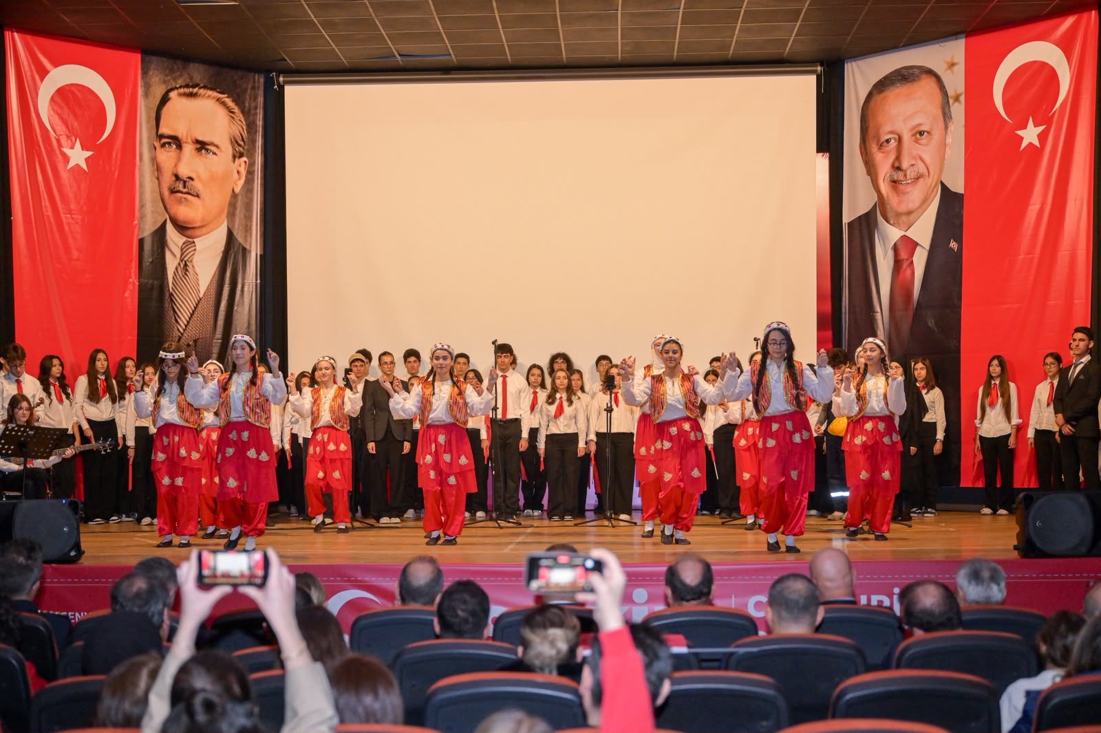 Esenyurt’ta Cumhuriyetin 103. yılı coşkuyla kutlandı